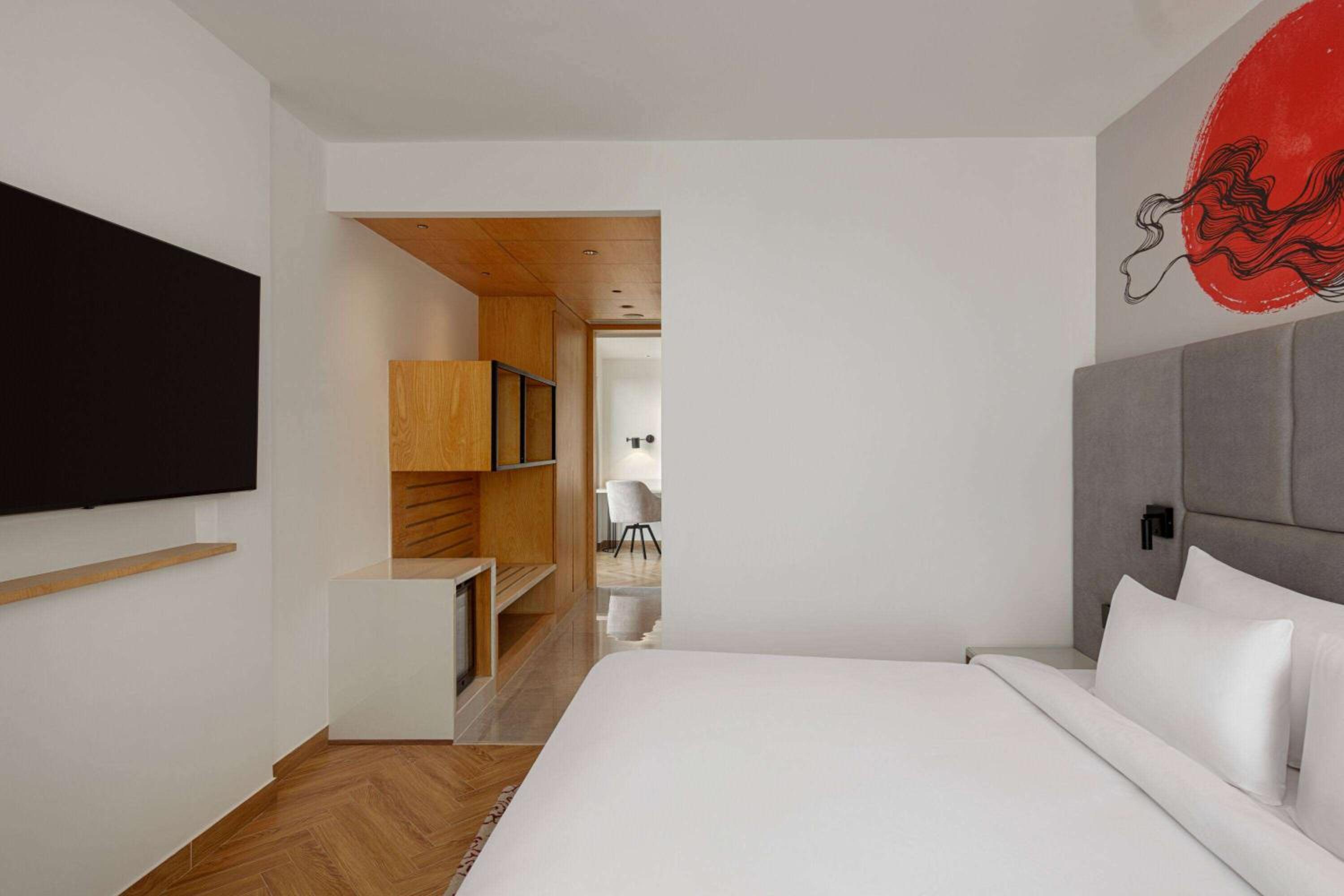 King Suite - Non-Smoking - Photo 6
