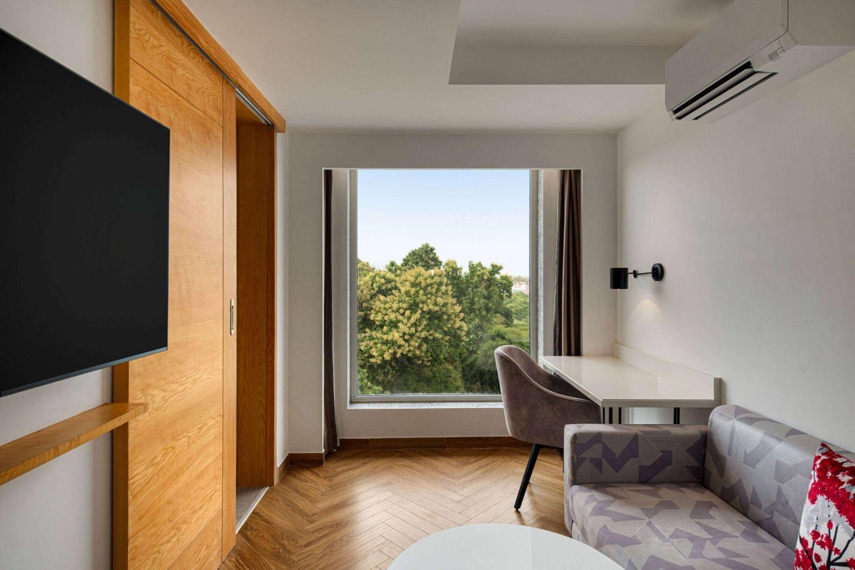 King Suite - Non-Smoking - Photo 5