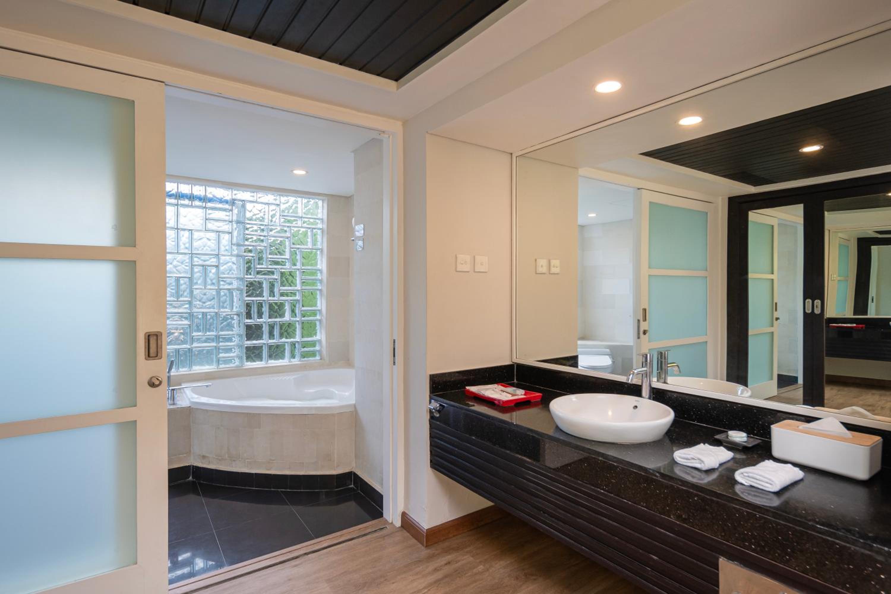 Courtyard Pool Access Room - Photo 3