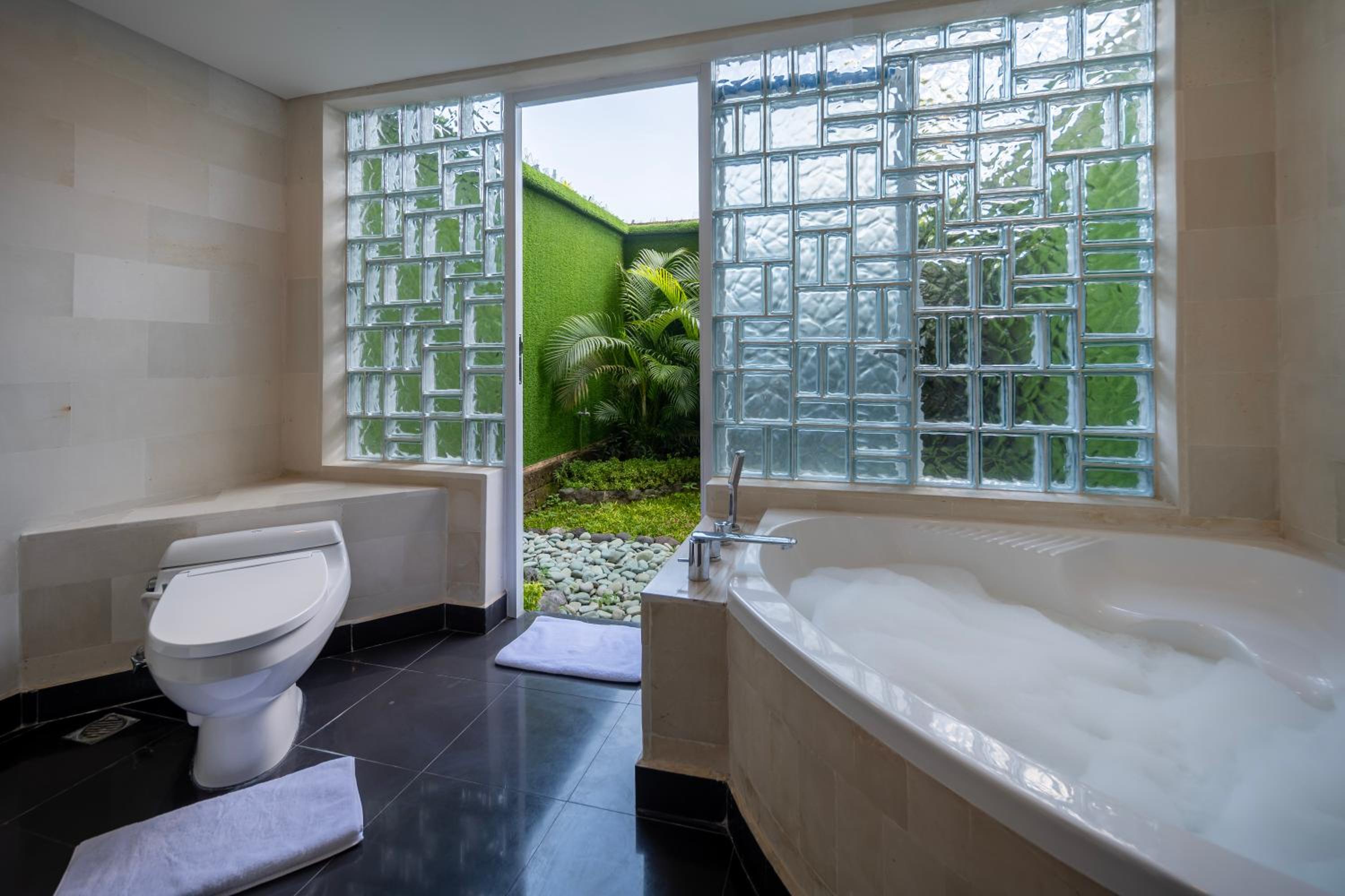 Courtyard Pool Access Room - Photo 4