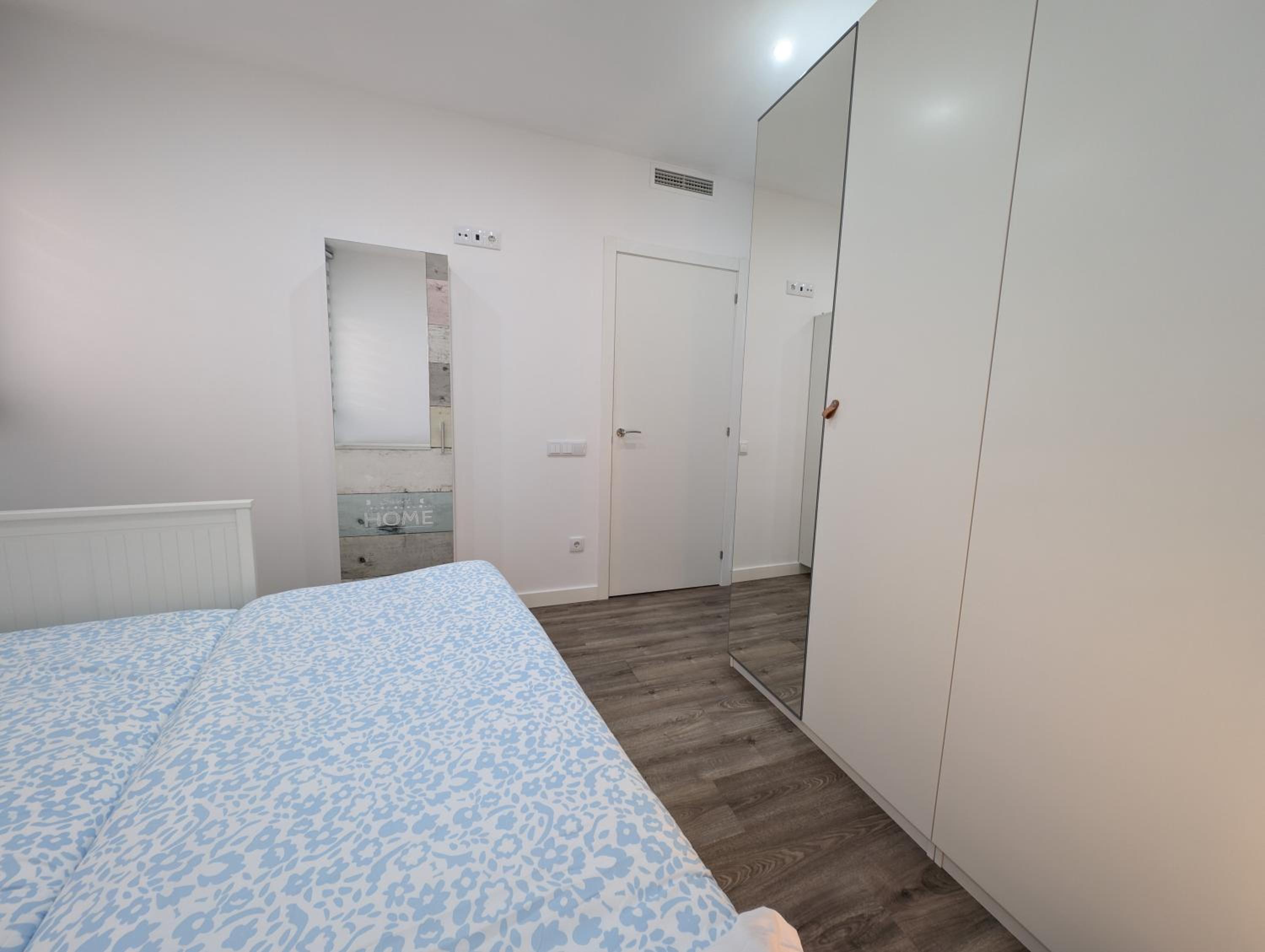Three-Bedroom Apartment with Balcony photo 3