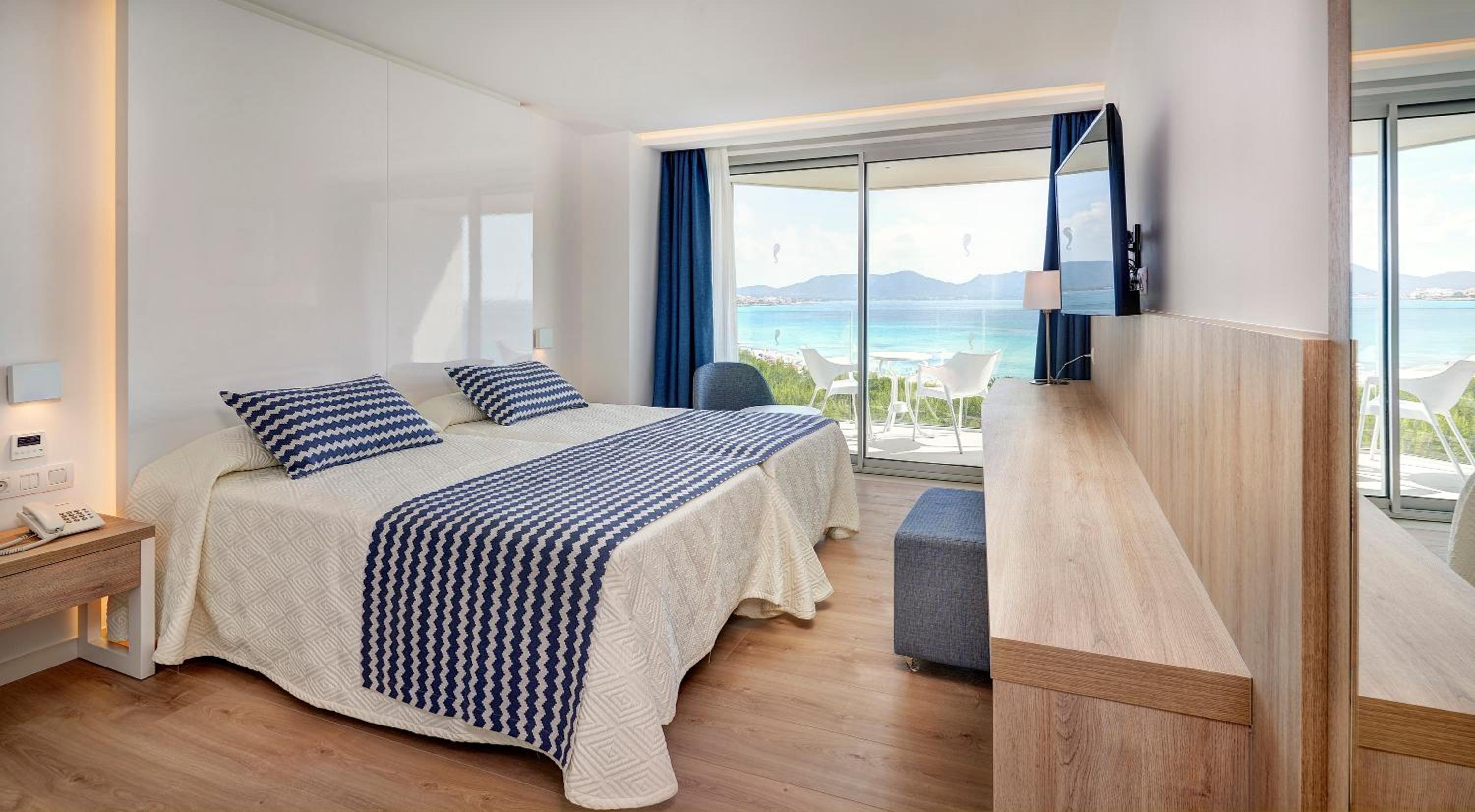 Double Room with Sea View - Photo 1