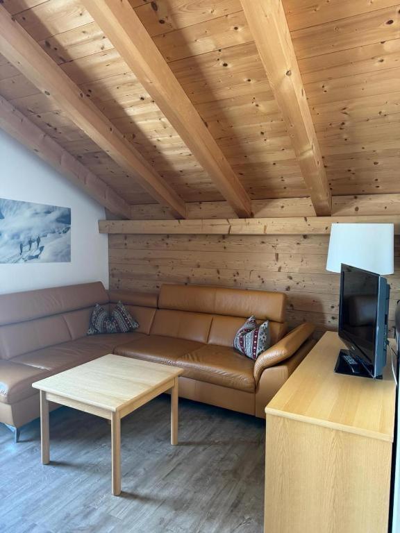Two-Bedroom Apartment with Mountain View photo 3