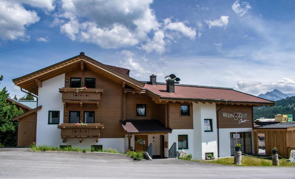 Two-Bedroom Apartment with Mountain View photo 2