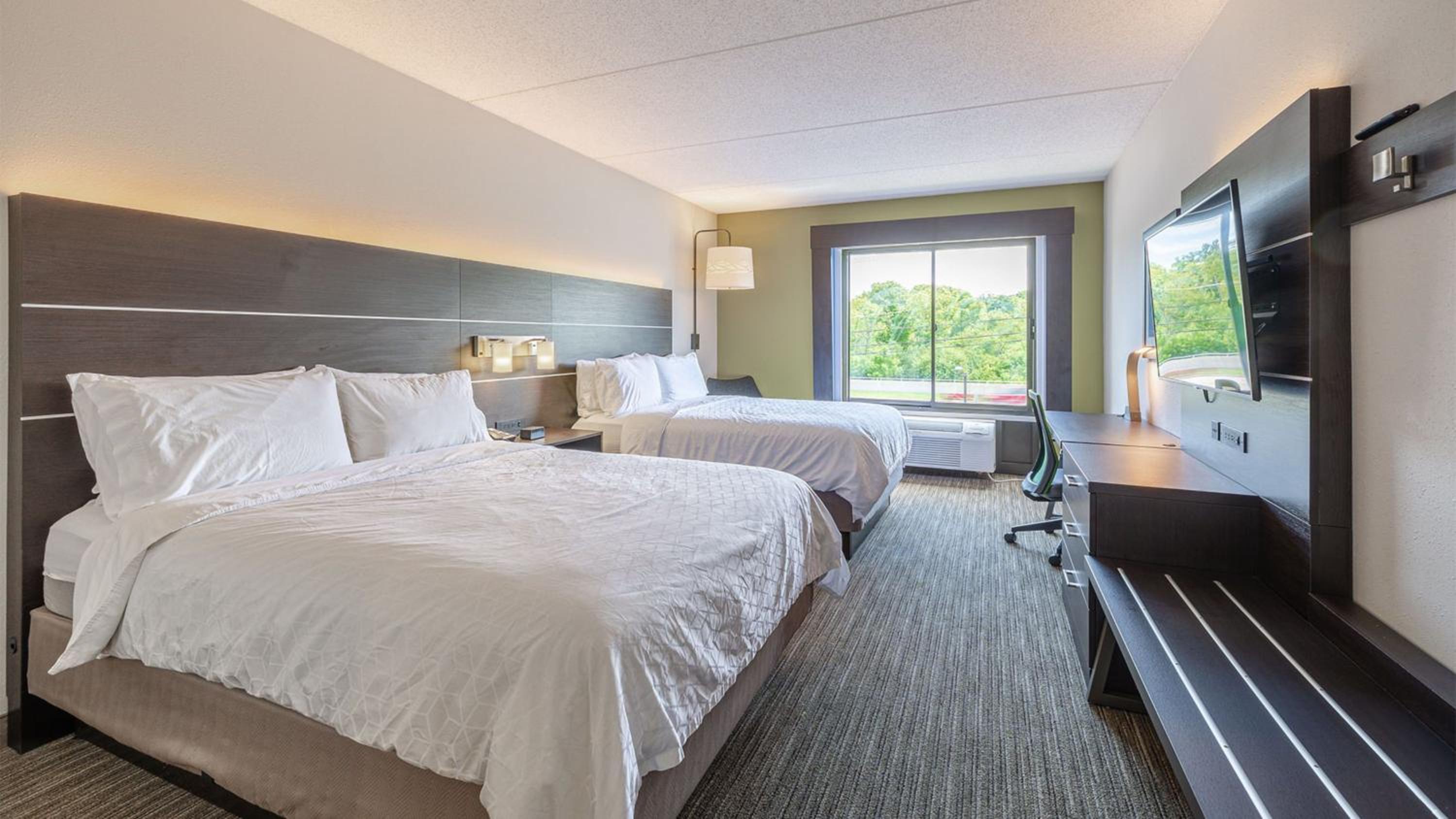 Standard Room with Two Queen Beds - Photo 7