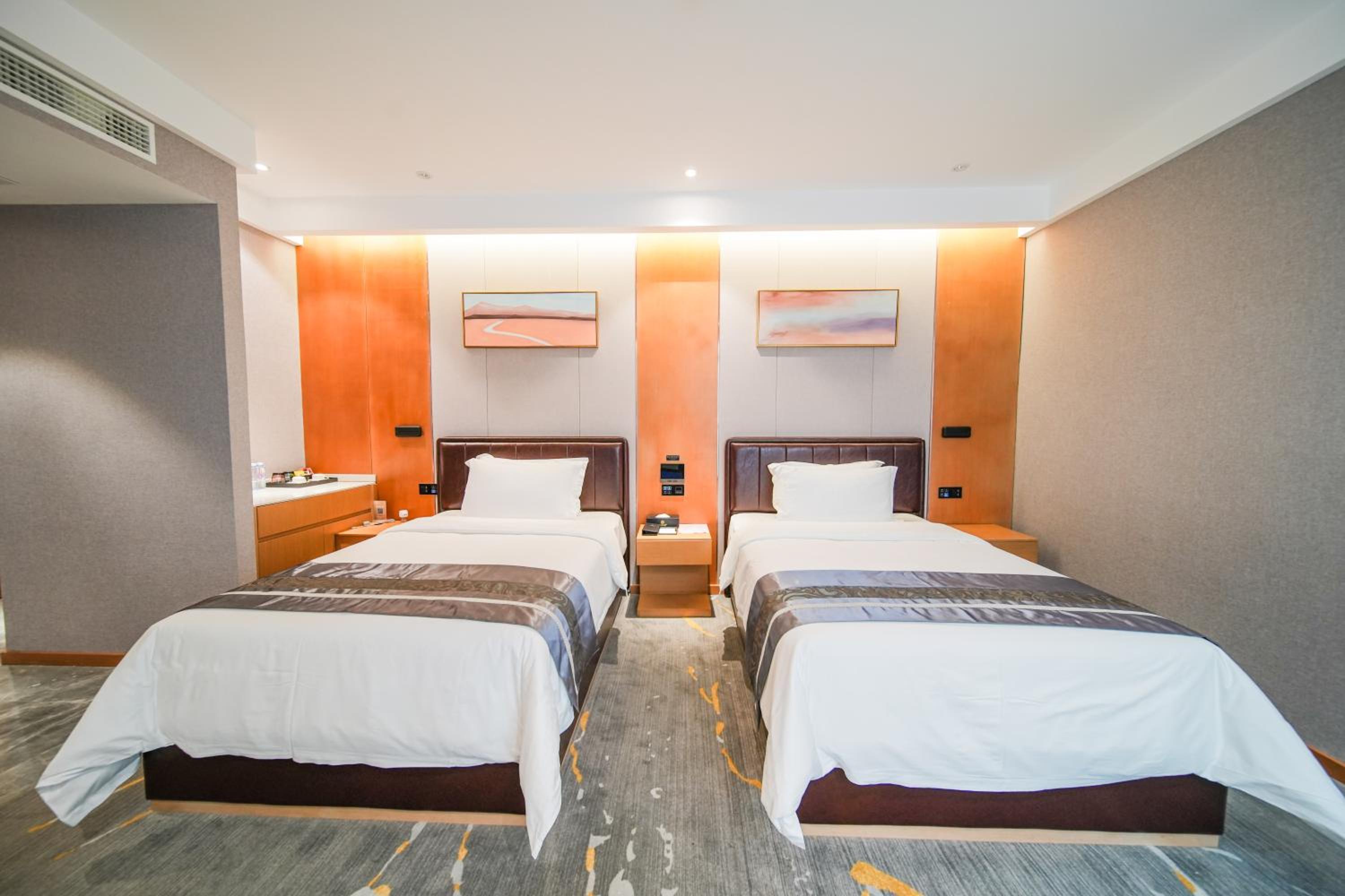 Deluxe Double Room (2 Adults + 1 Child) photo 2