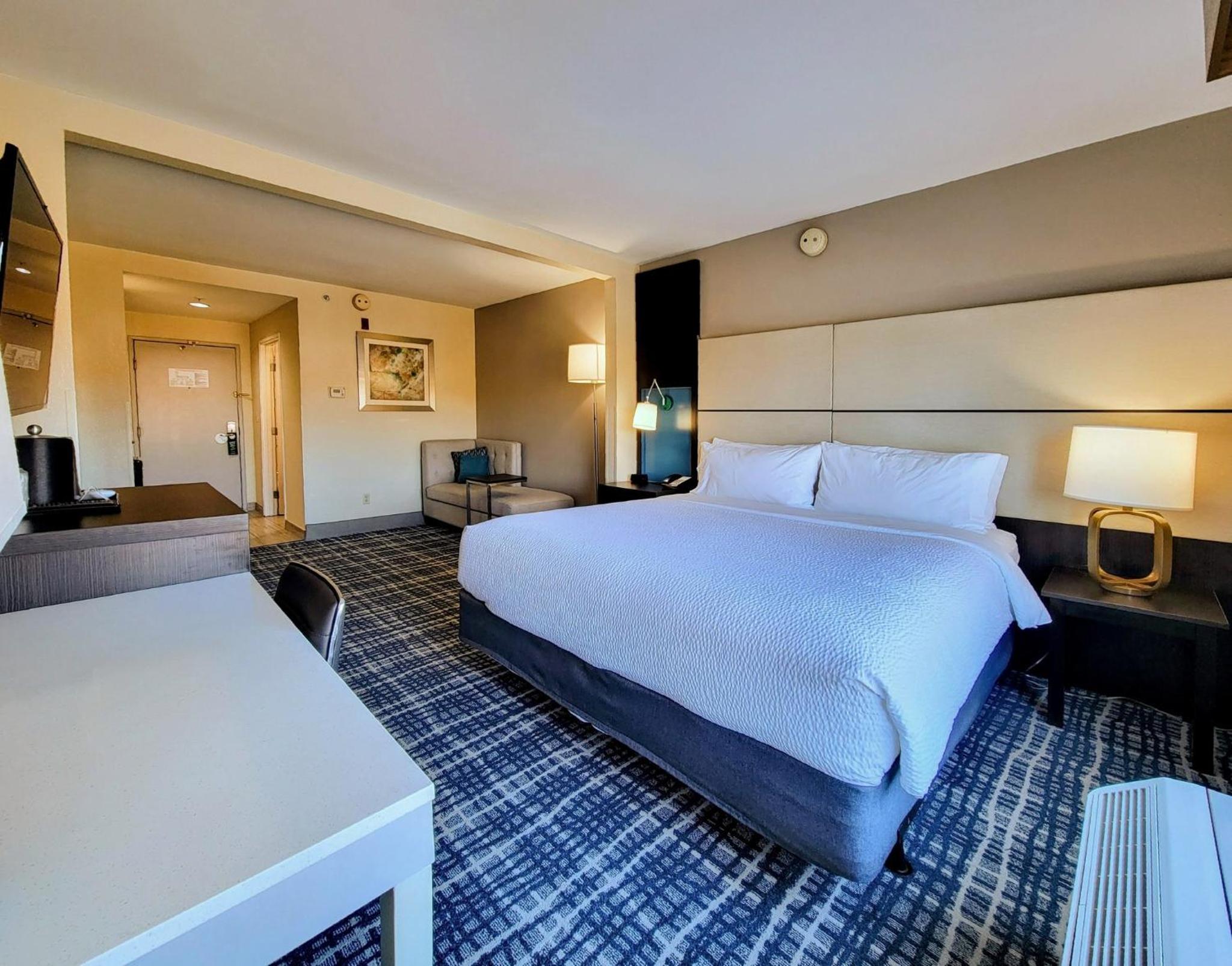 Standard King Room - Photo 12