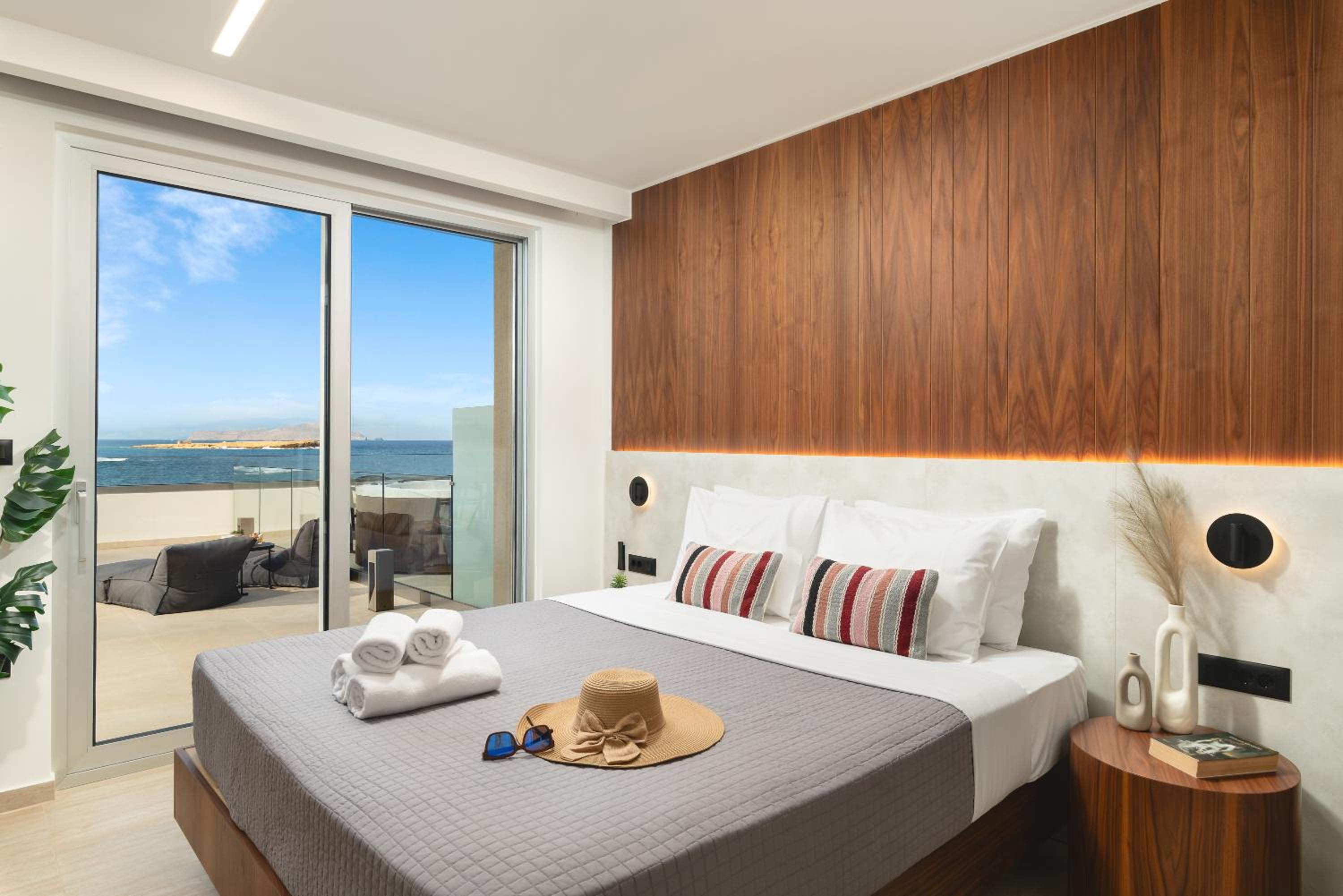 Superior Seafront Suite with Outdoor Hot tub