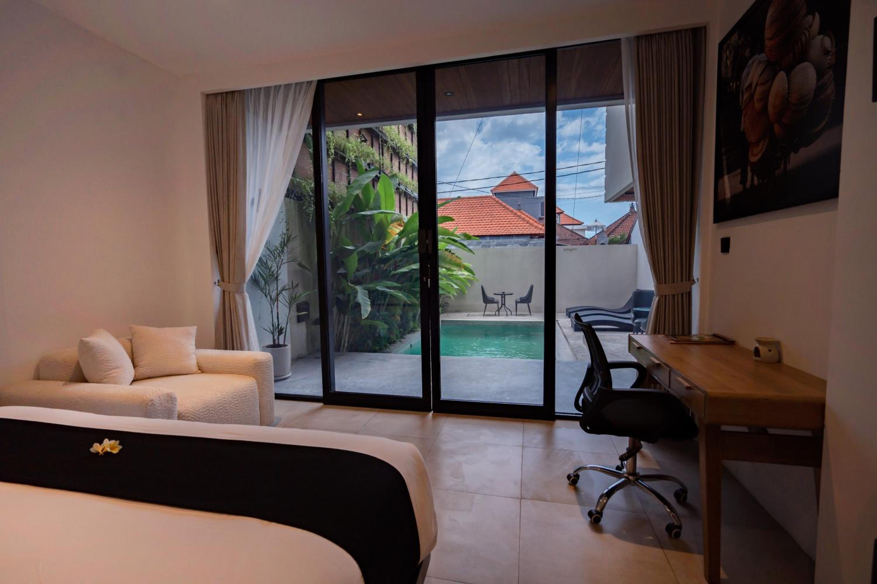 One-Bedroom Standard Apartment - Photo 4