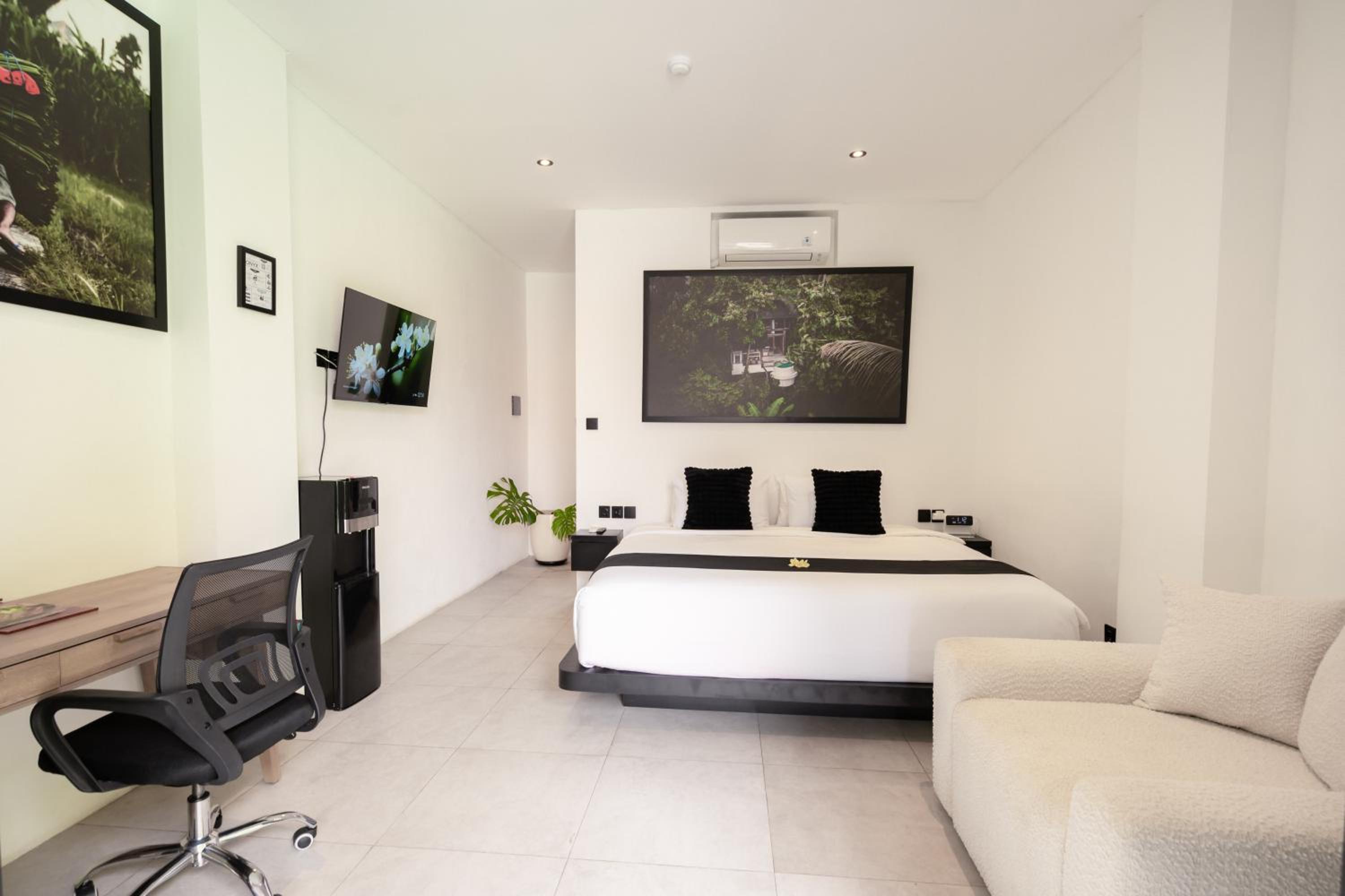 One-Bedroom Standard Apartment - Photo 5
