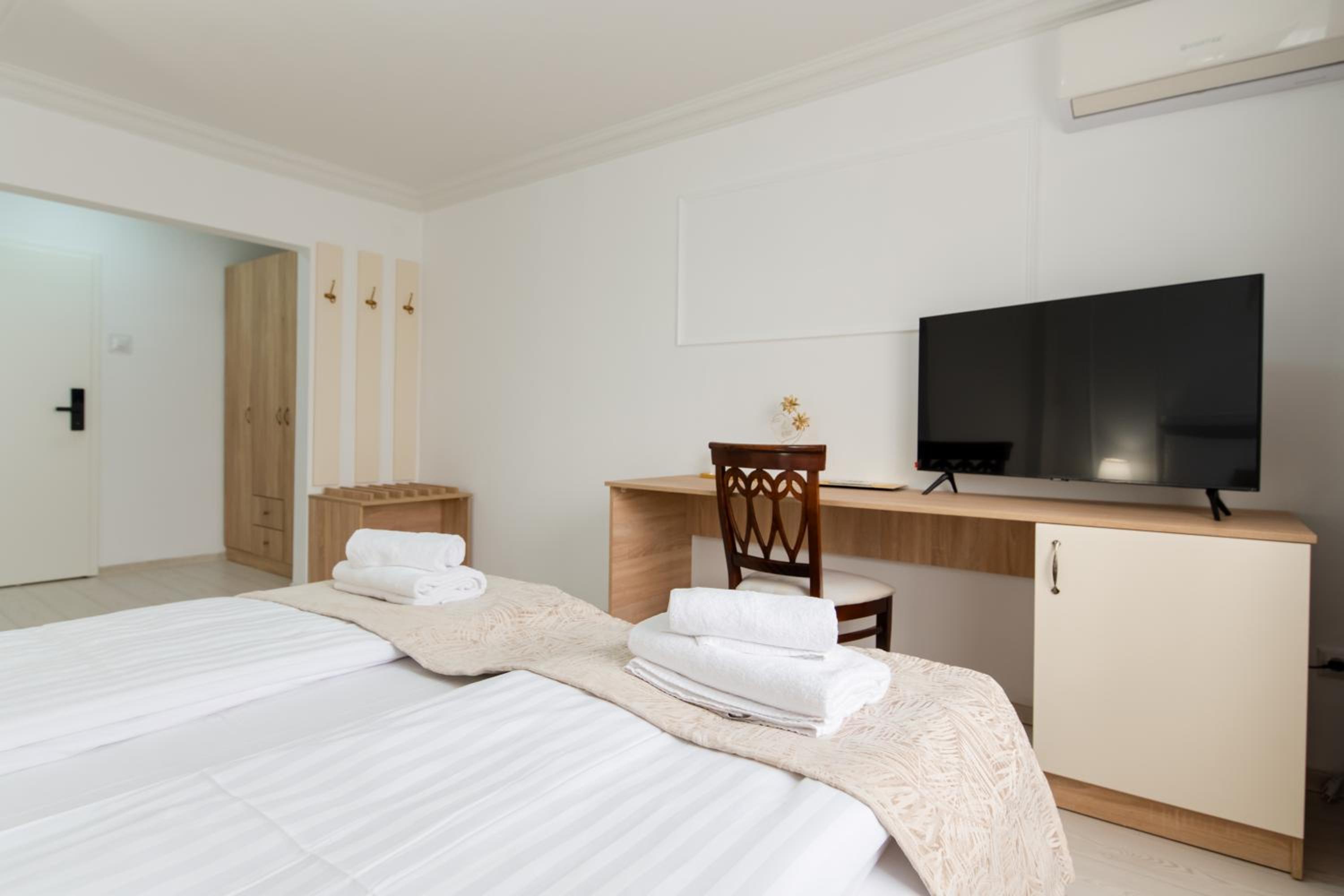 Superior King Room - Photo 9