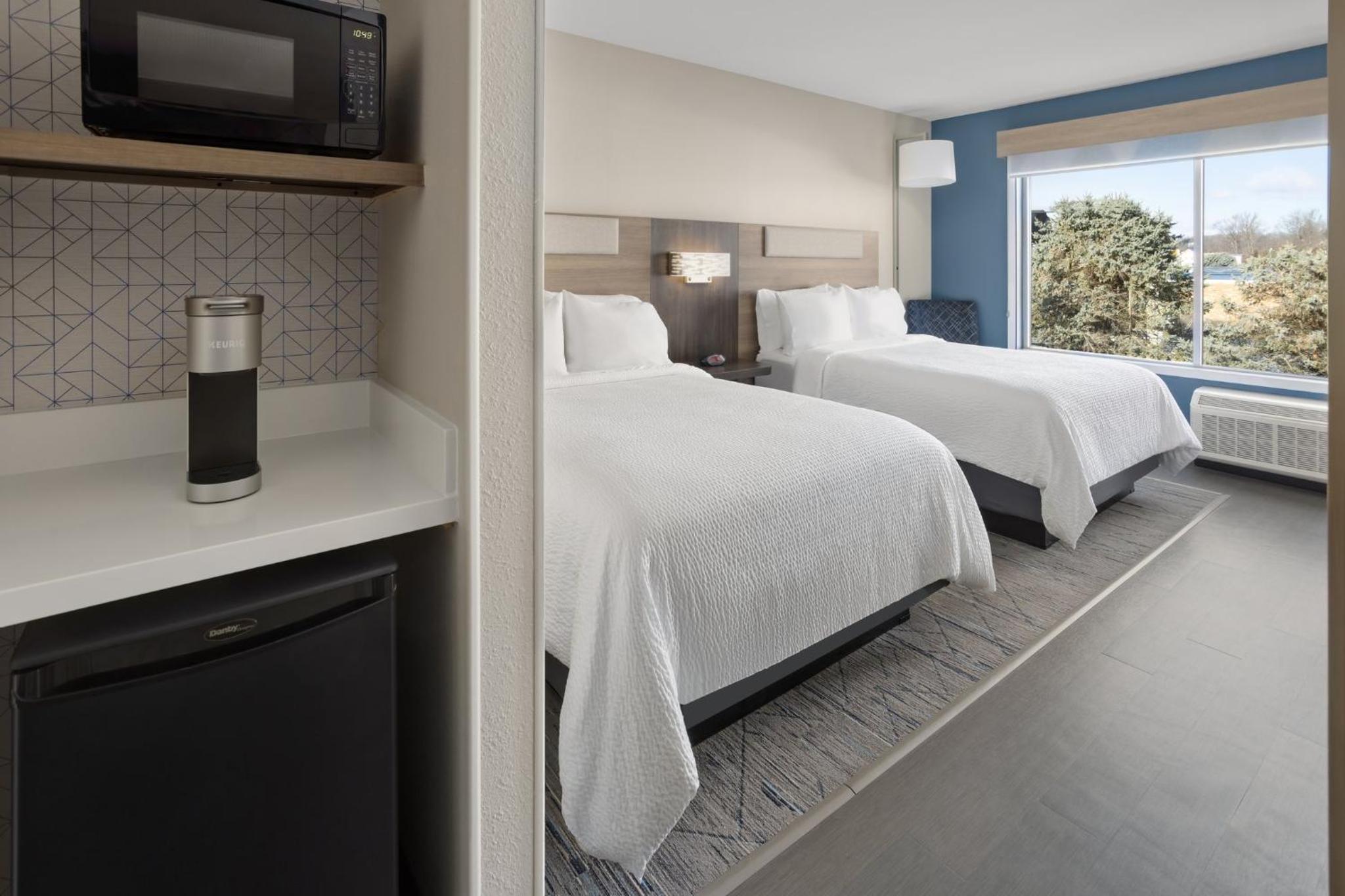 Standard Room with Two Queen Beds - Photo 1