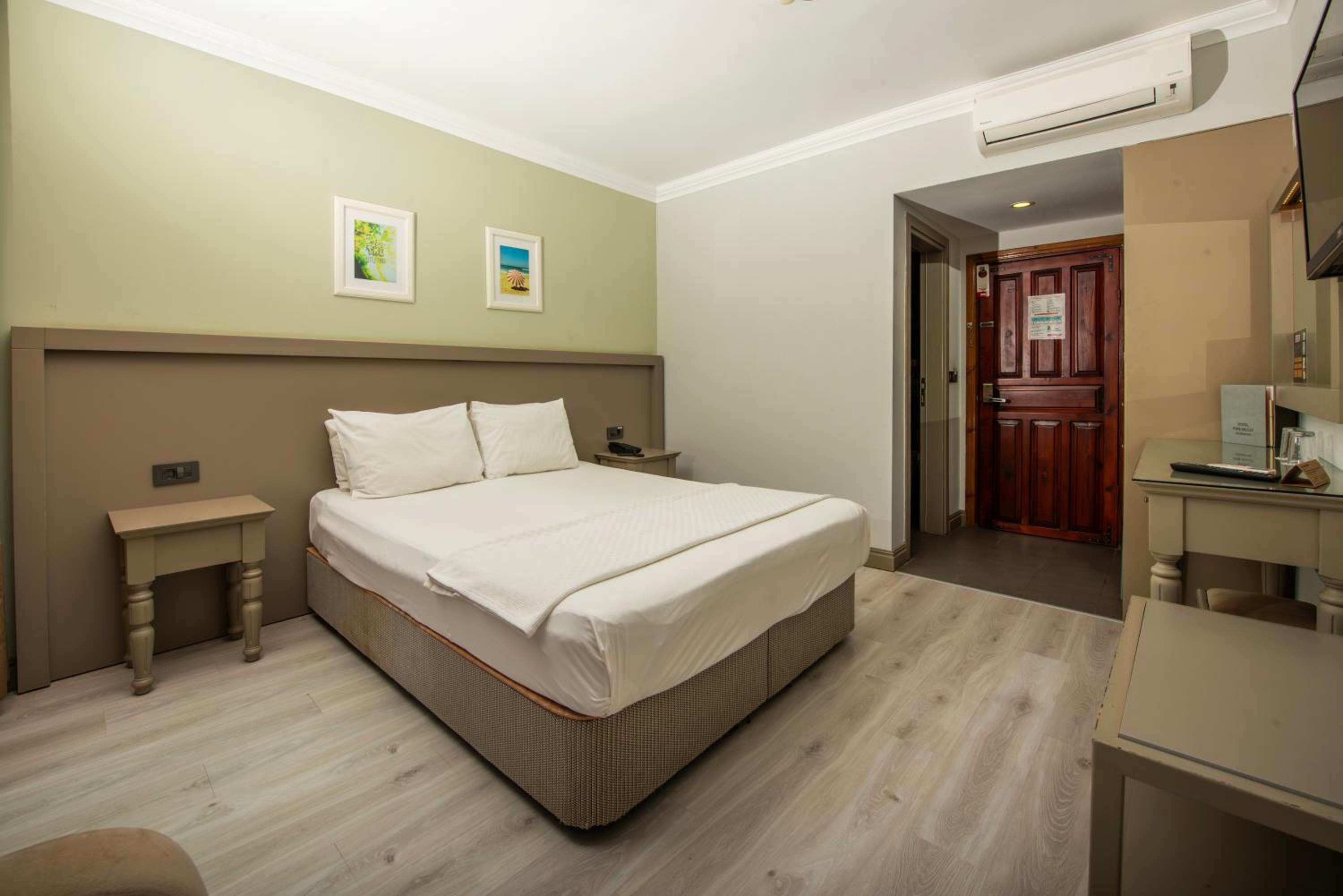 Standard Double or Twin Room - Photo 6