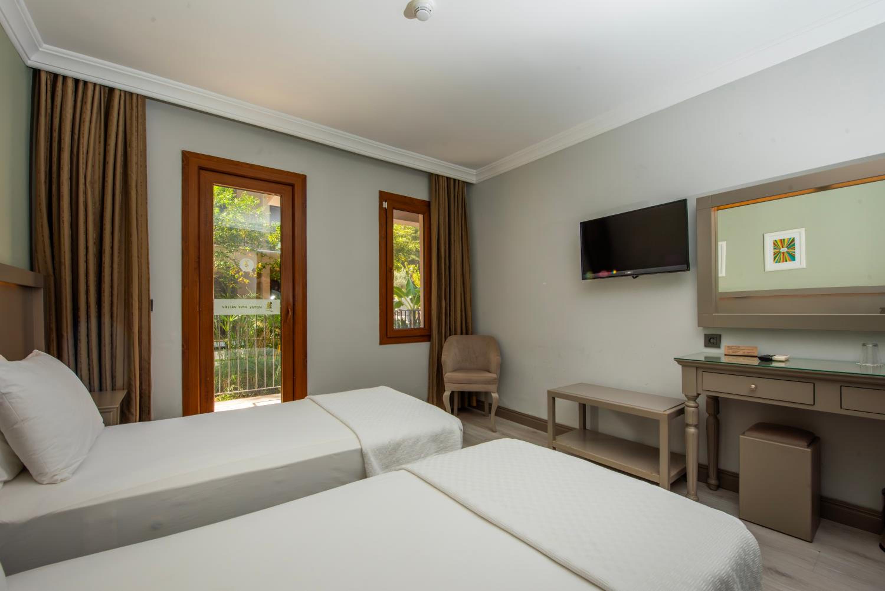 Standard Double or Twin Room - Photo 2