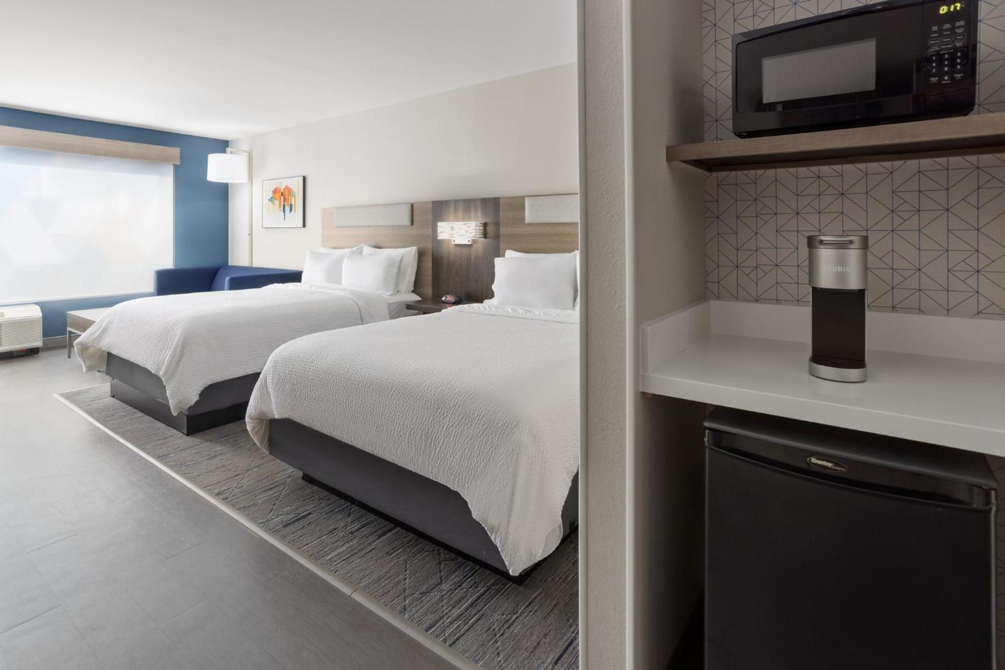Queen Suite with Sofa Bed - Photo 2