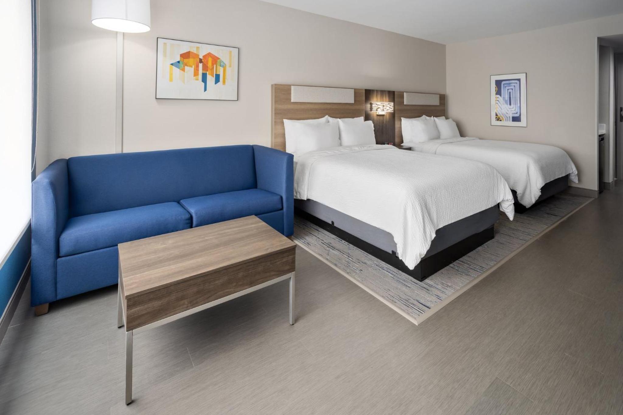 Queen Suite with Sofa Bed - Photo 3