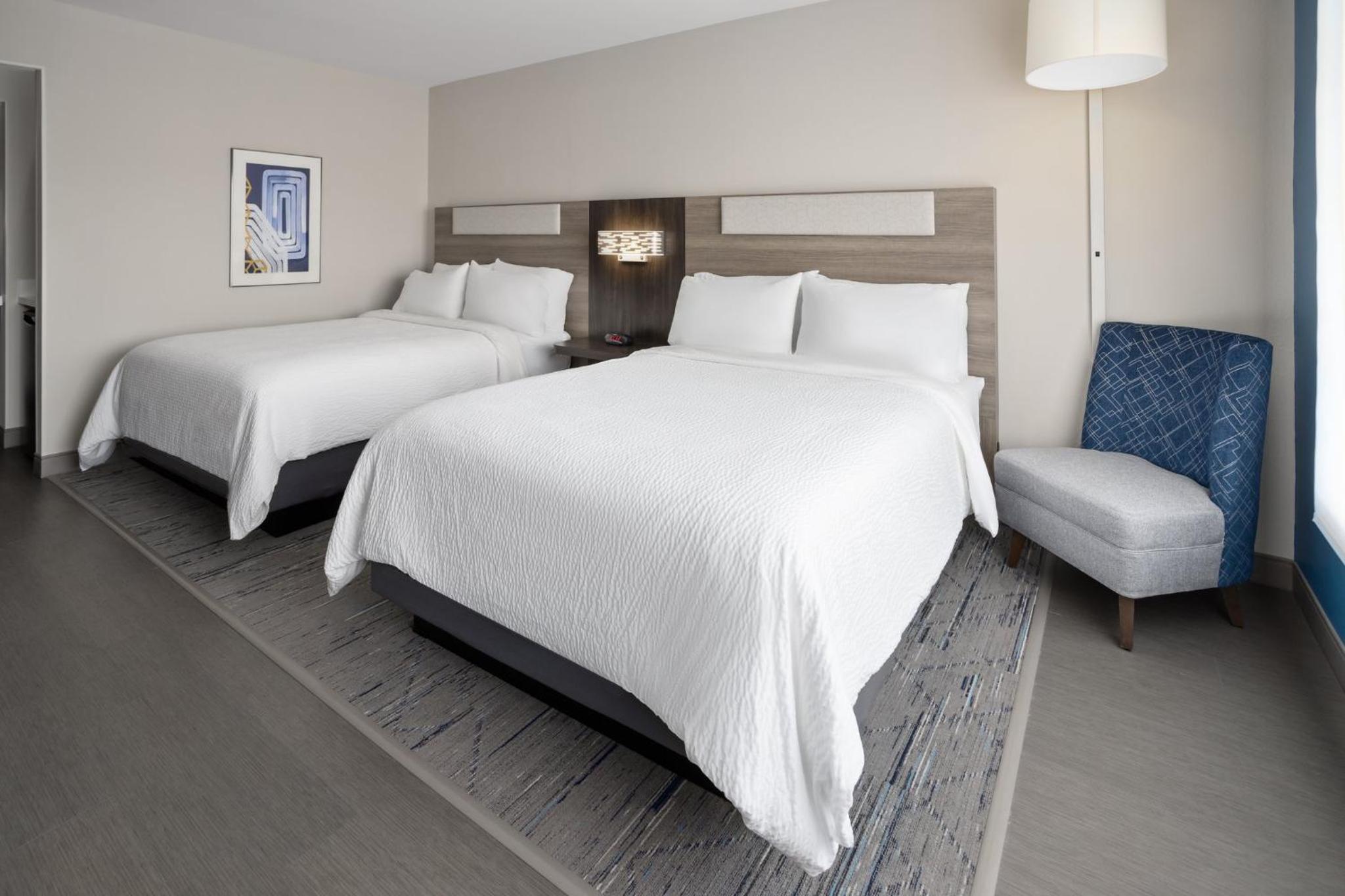 Standard Room with Two Queen Beds - Photo 2