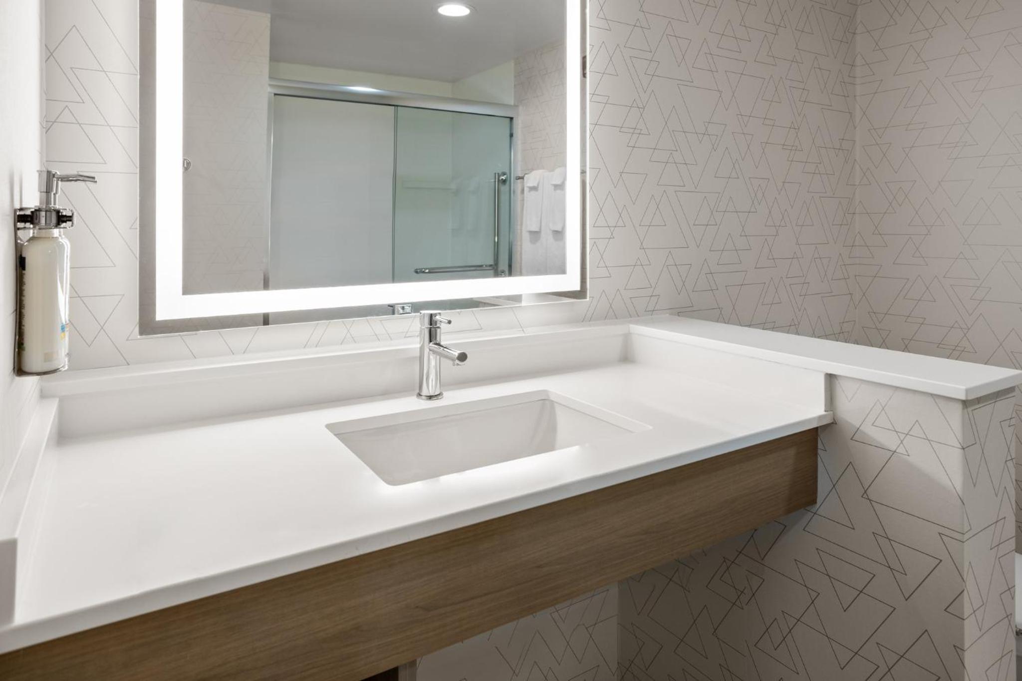 Standard King Room with Walk-In Shower - Photo 2