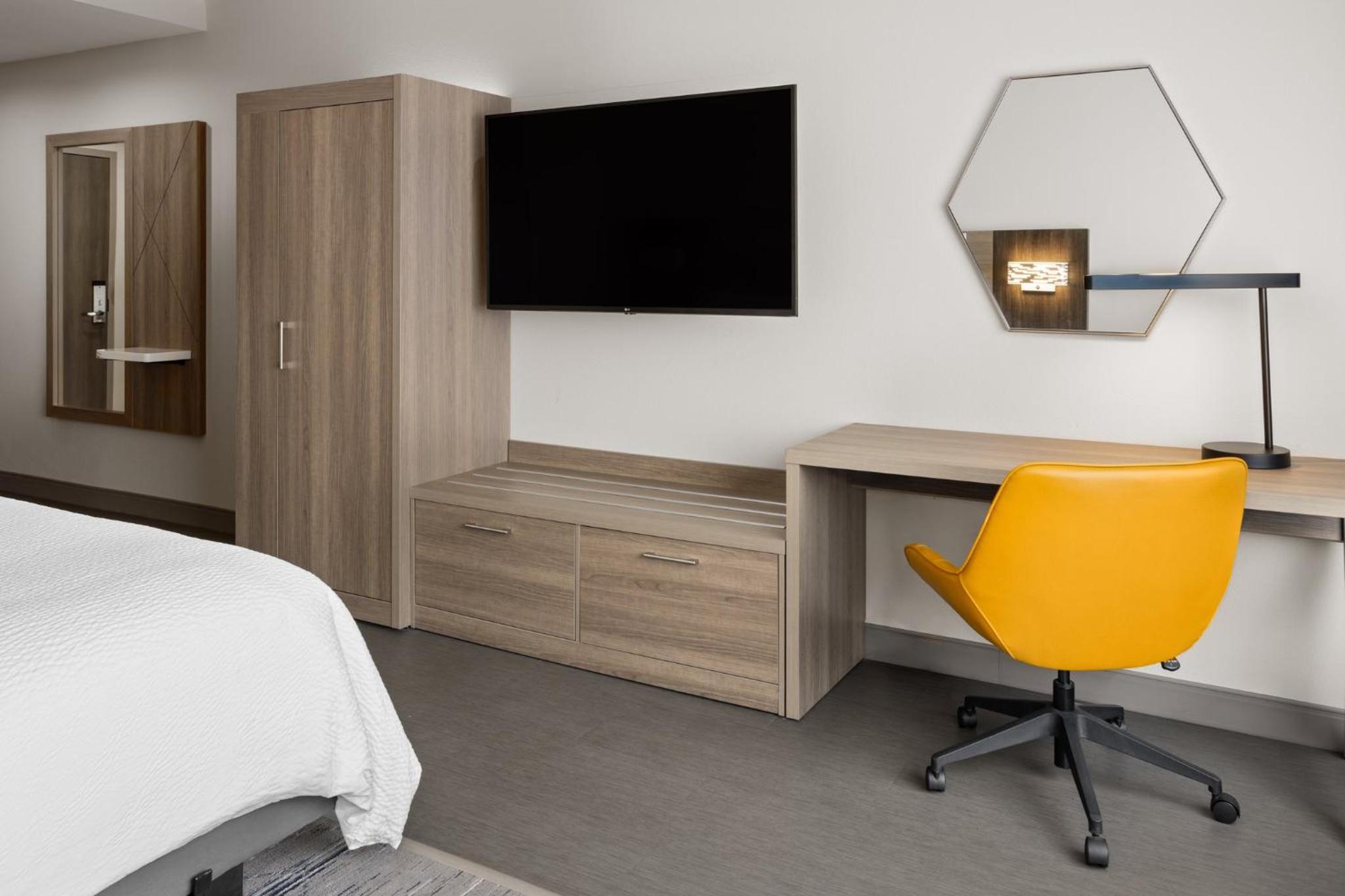Queen Suite with Sofa Bed - Photo 5