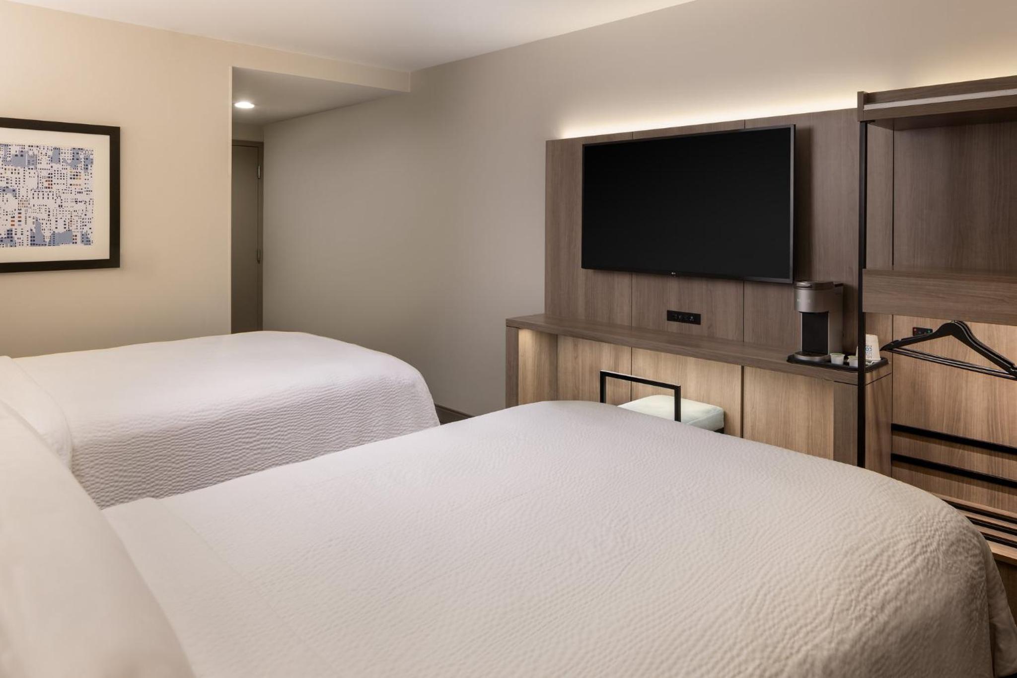 Standard Double Room with Two Double Beds - High Floor thumbnail 5