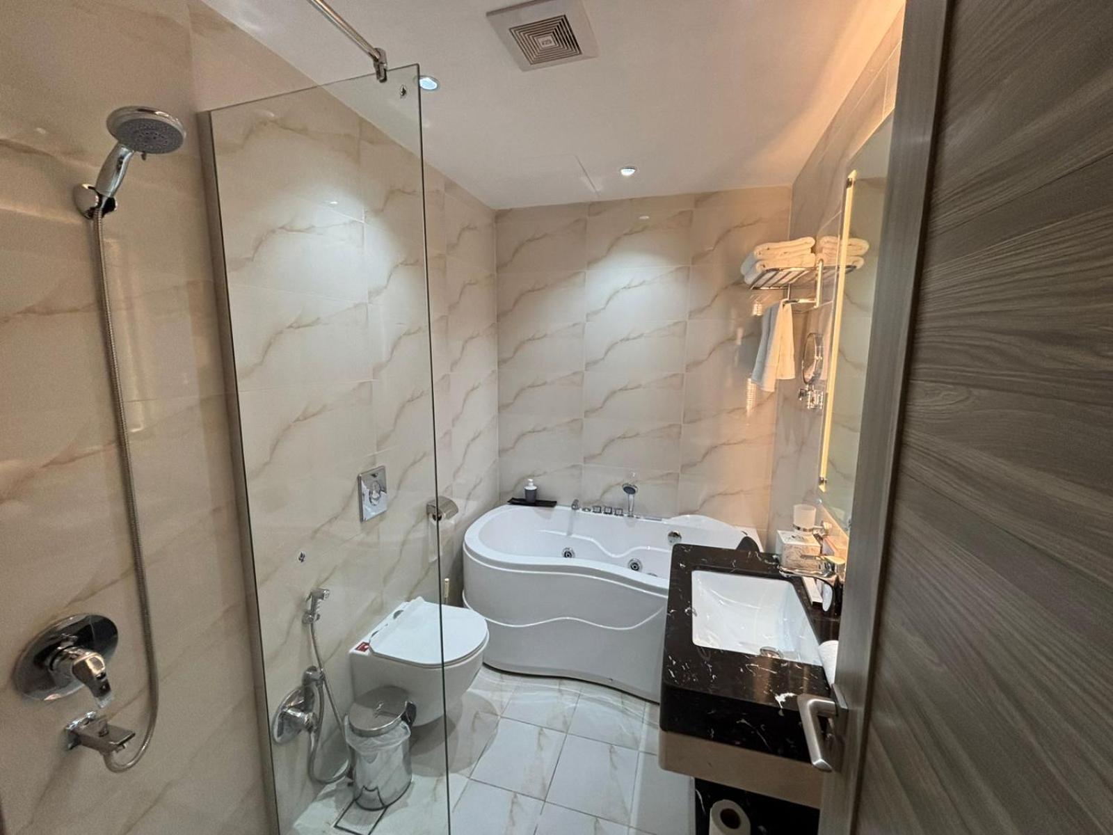 King Suite with Spa Bath photo 2