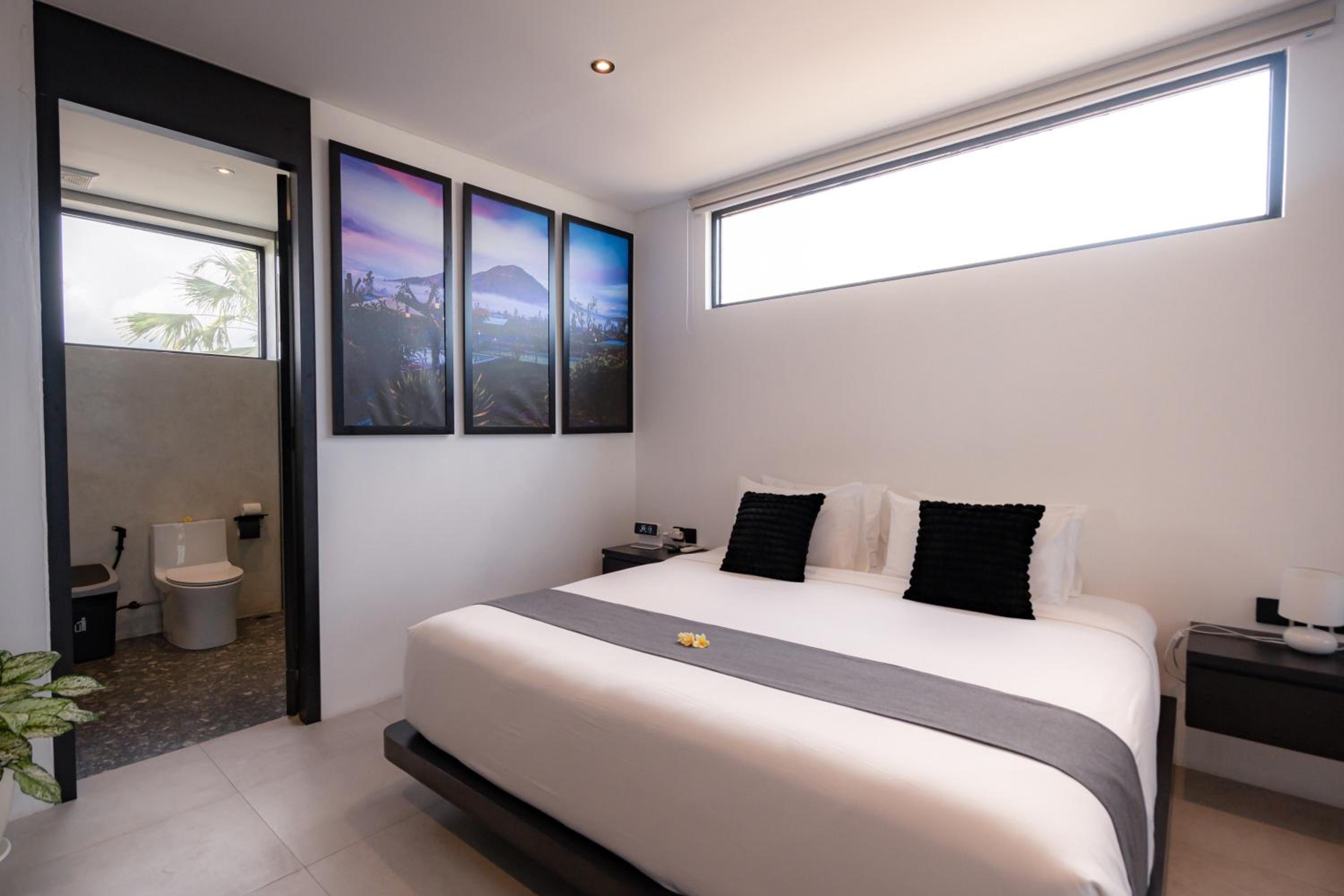 Deluxe One-Bedroom Apartment - Photo 1