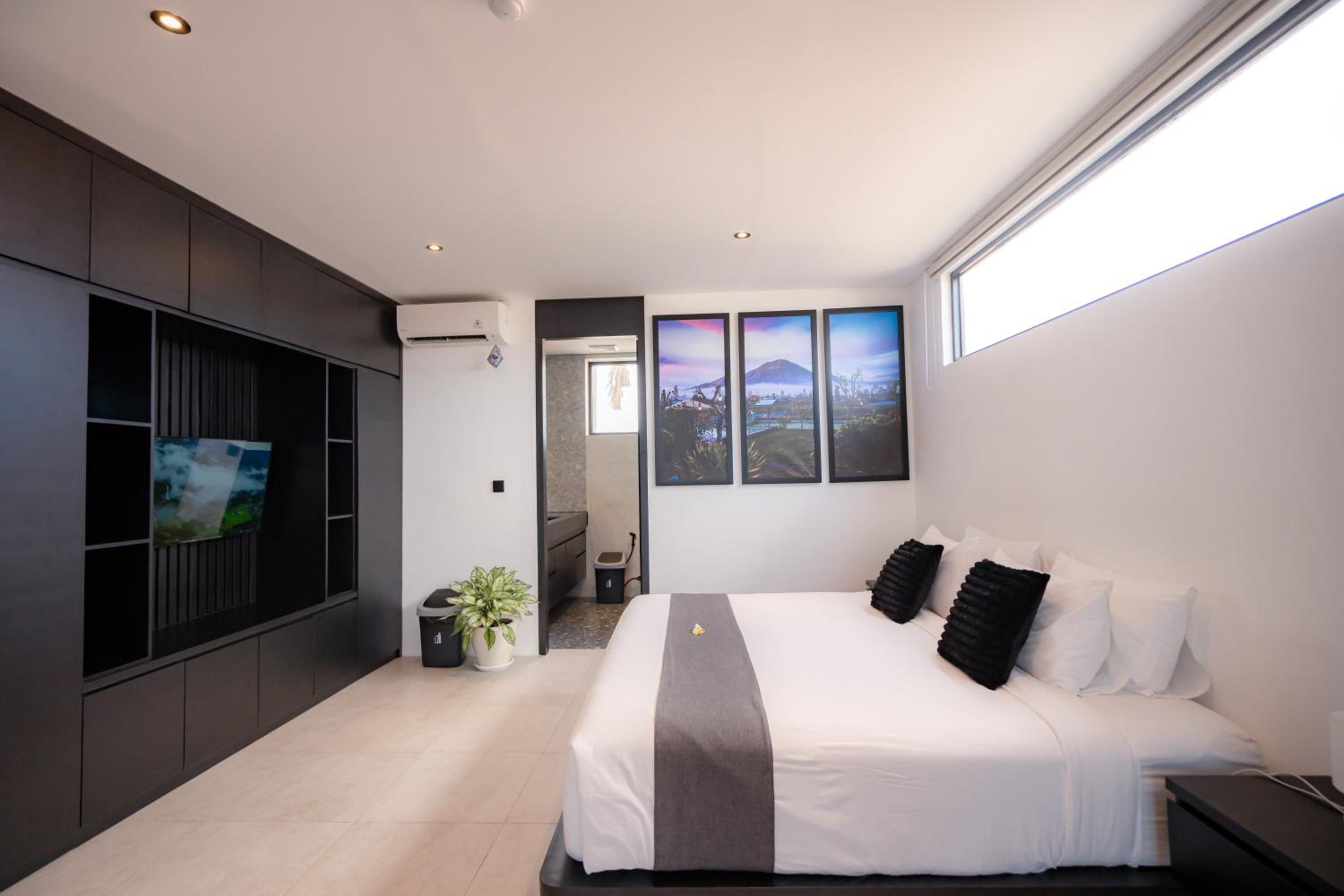 Deluxe One-Bedroom Apartment - Photo 9