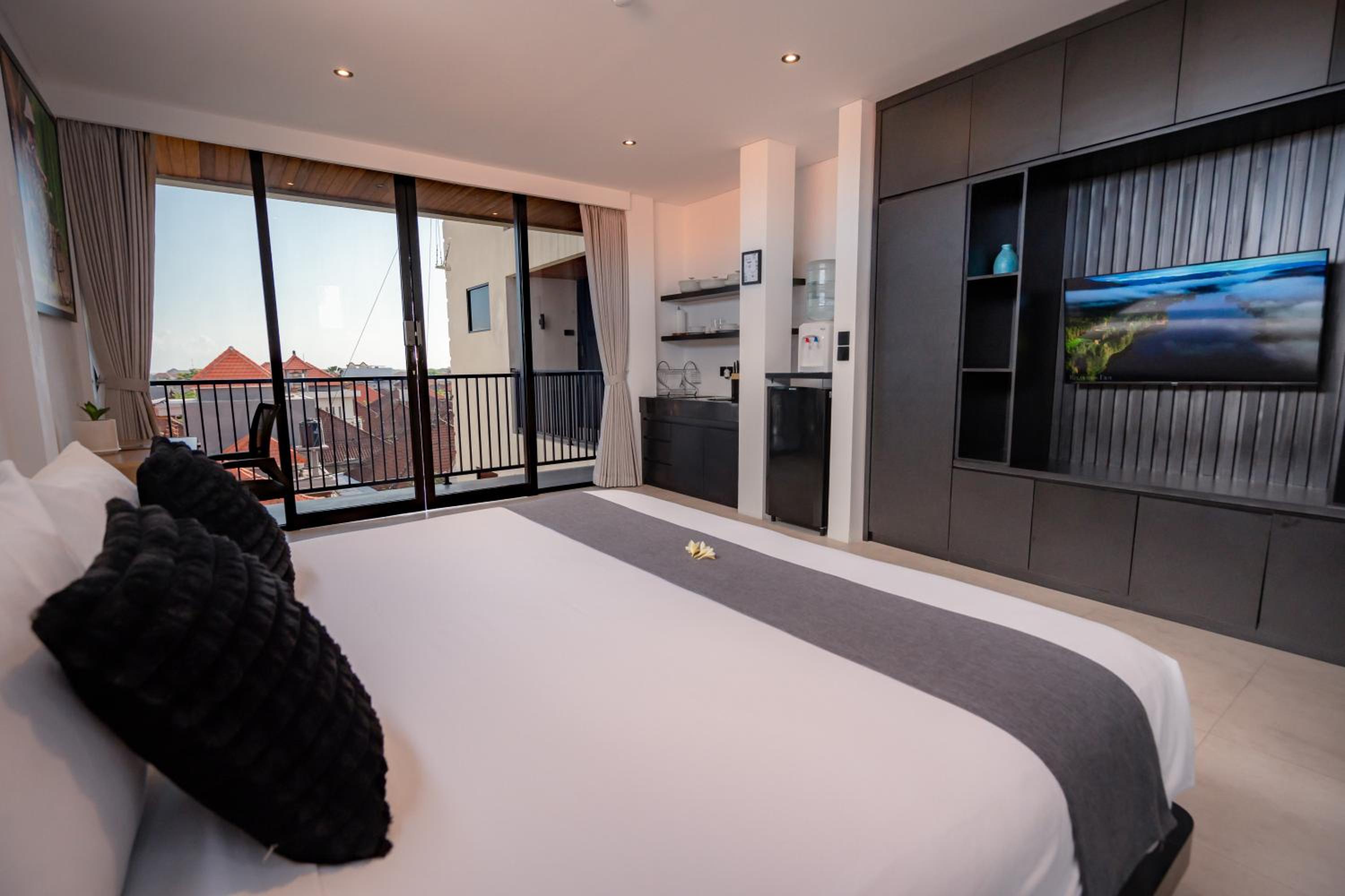 Deluxe One-Bedroom Apartment - Photo 10