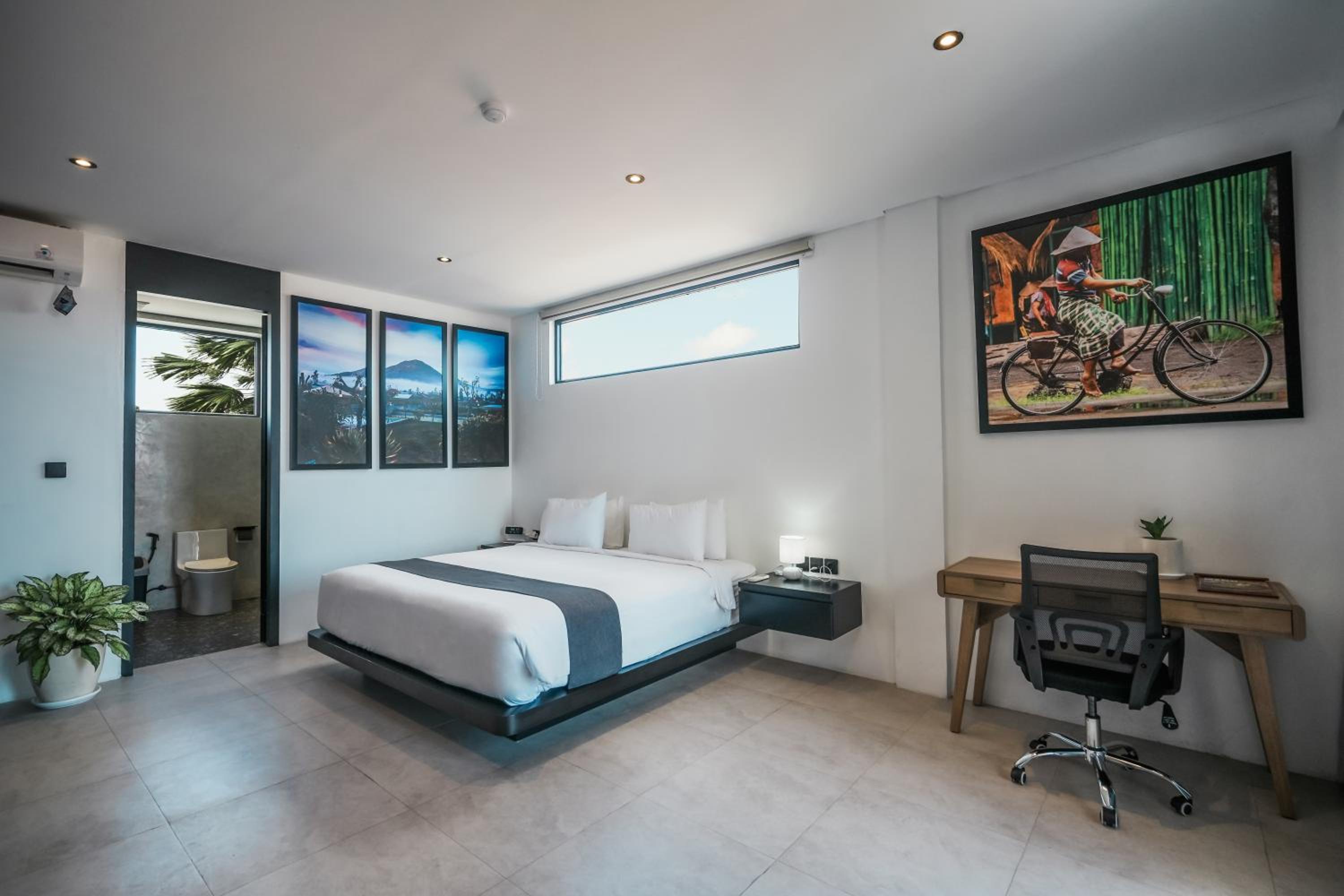 Deluxe One-Bedroom Apartment - Photo 2