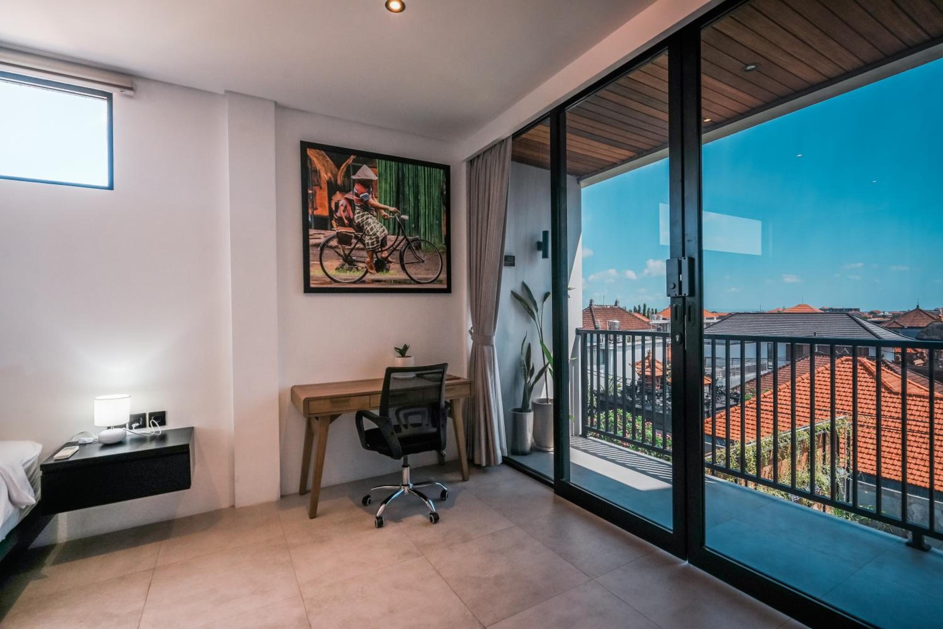 Deluxe One-Bedroom Apartment - Photo 3