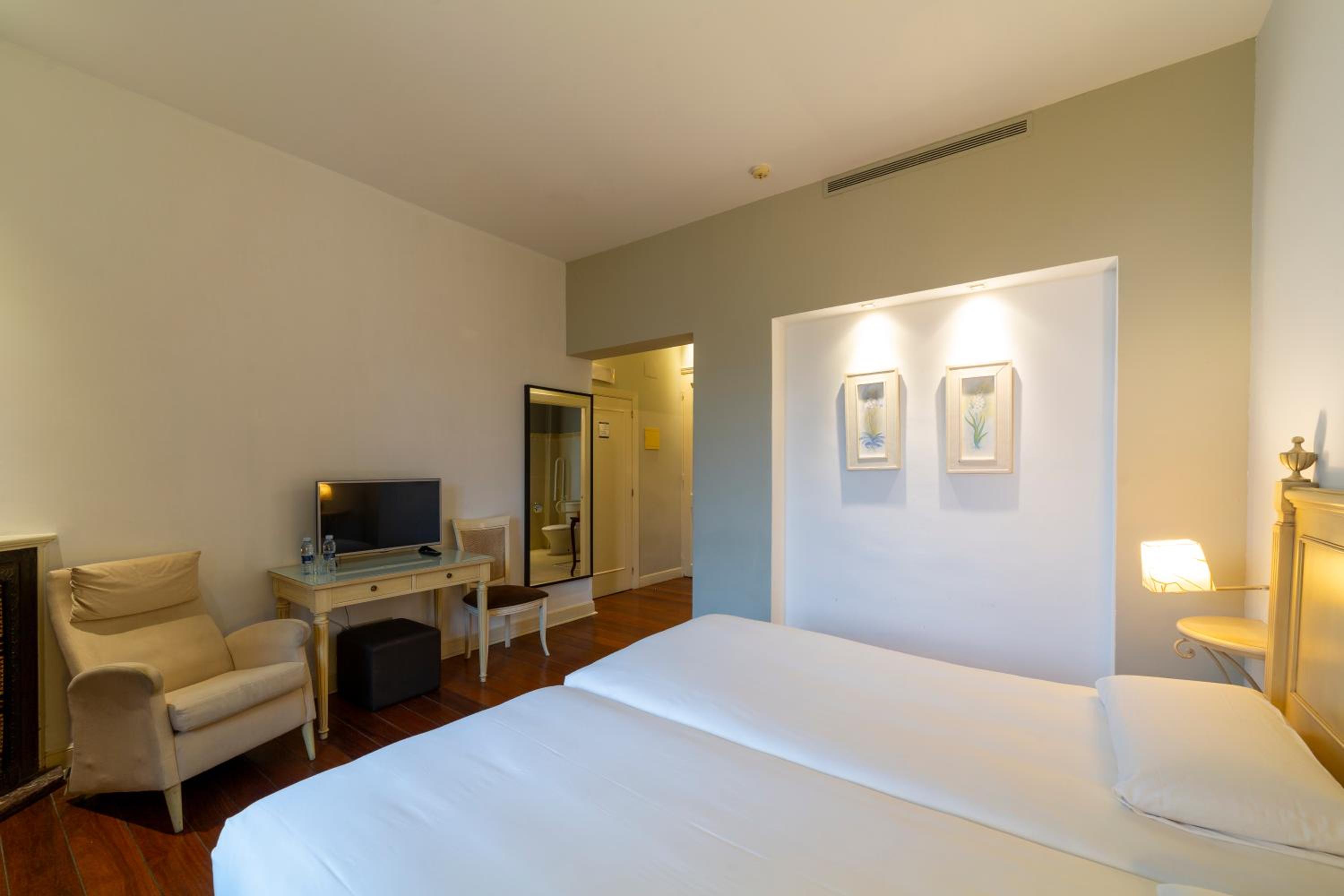 Twin Room - Disability Access photo 3