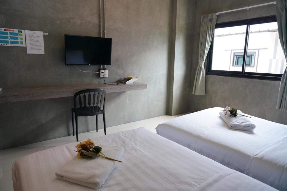 Twin Room with Private Bathroom photo 2
