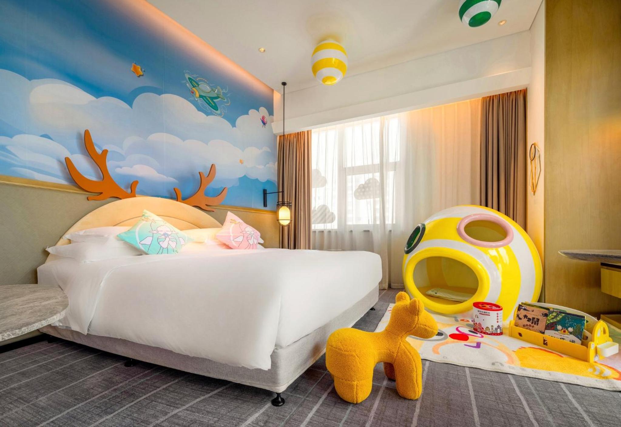 Premium King Room with Sofa Bed - Photo 8