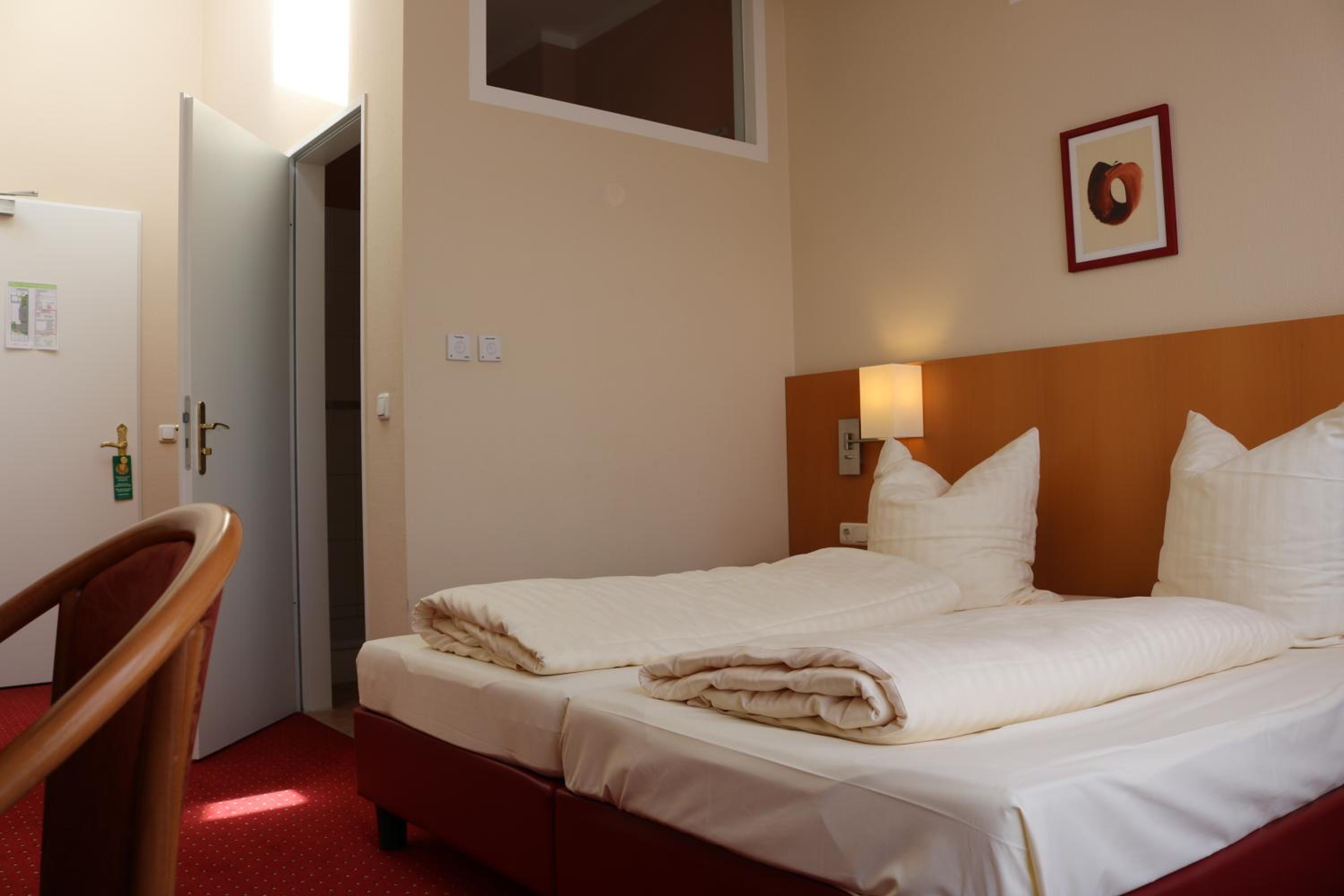 Standard Double Room thumbnail 5