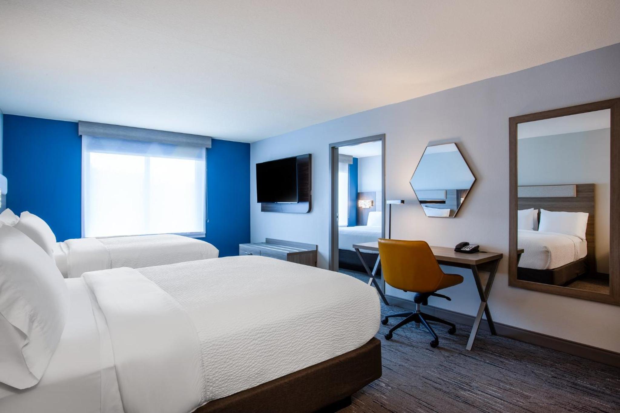 Suite with One King Bed and Two Queen Beds - Photo 2