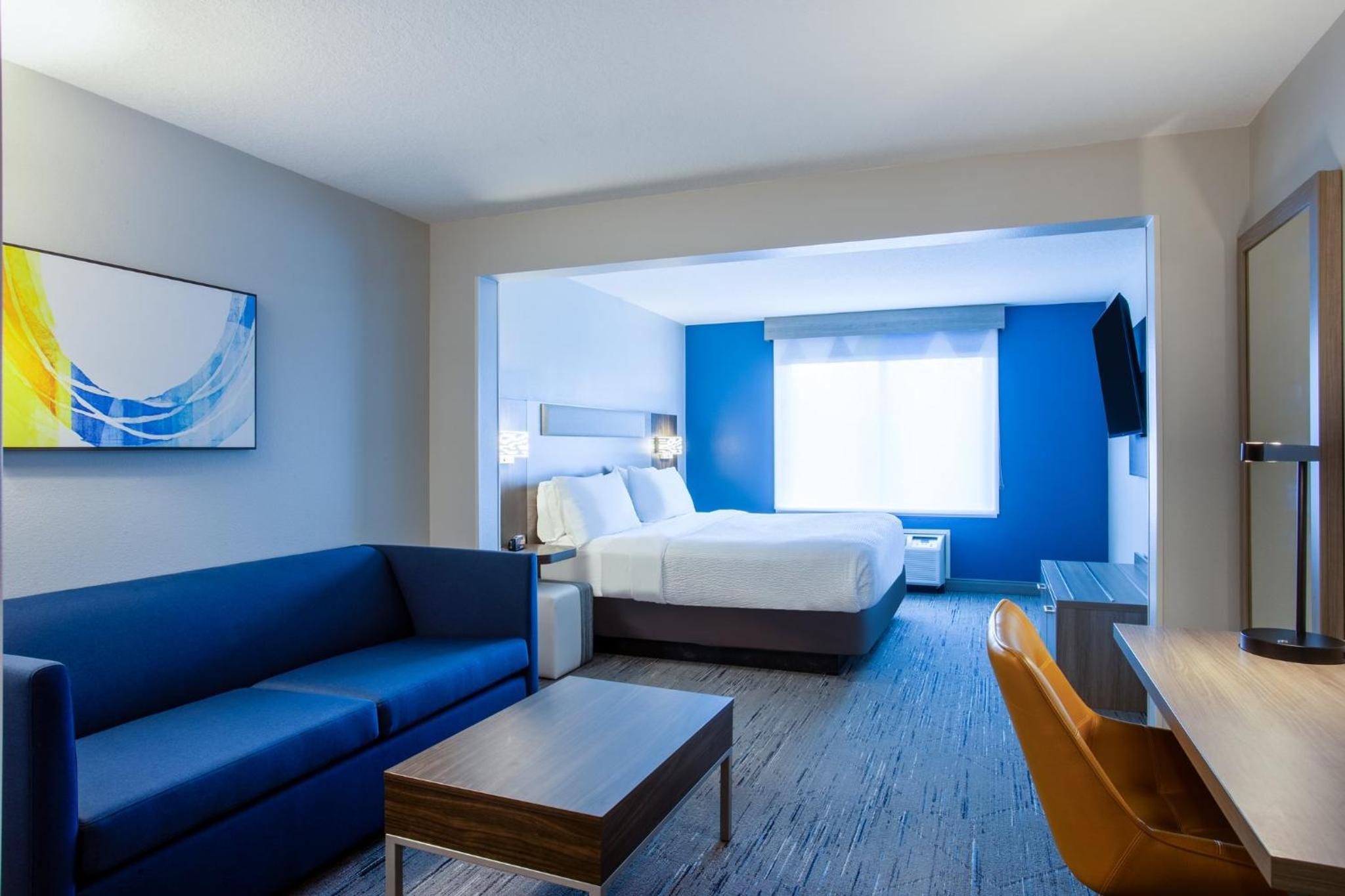 King Room with Sofa Bed - Photo 3
