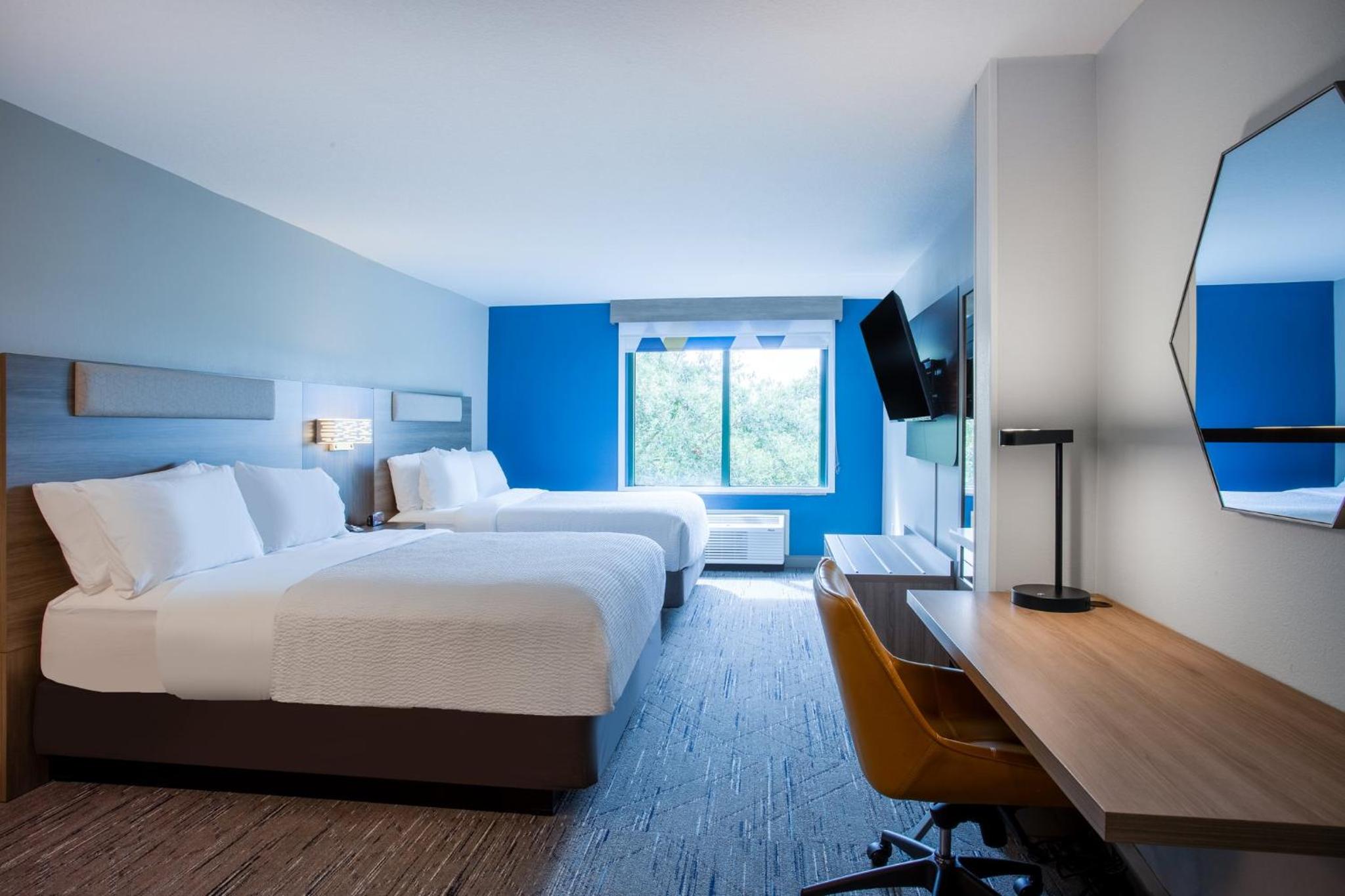 Standard Room with Two Queen Beds - Photo 3