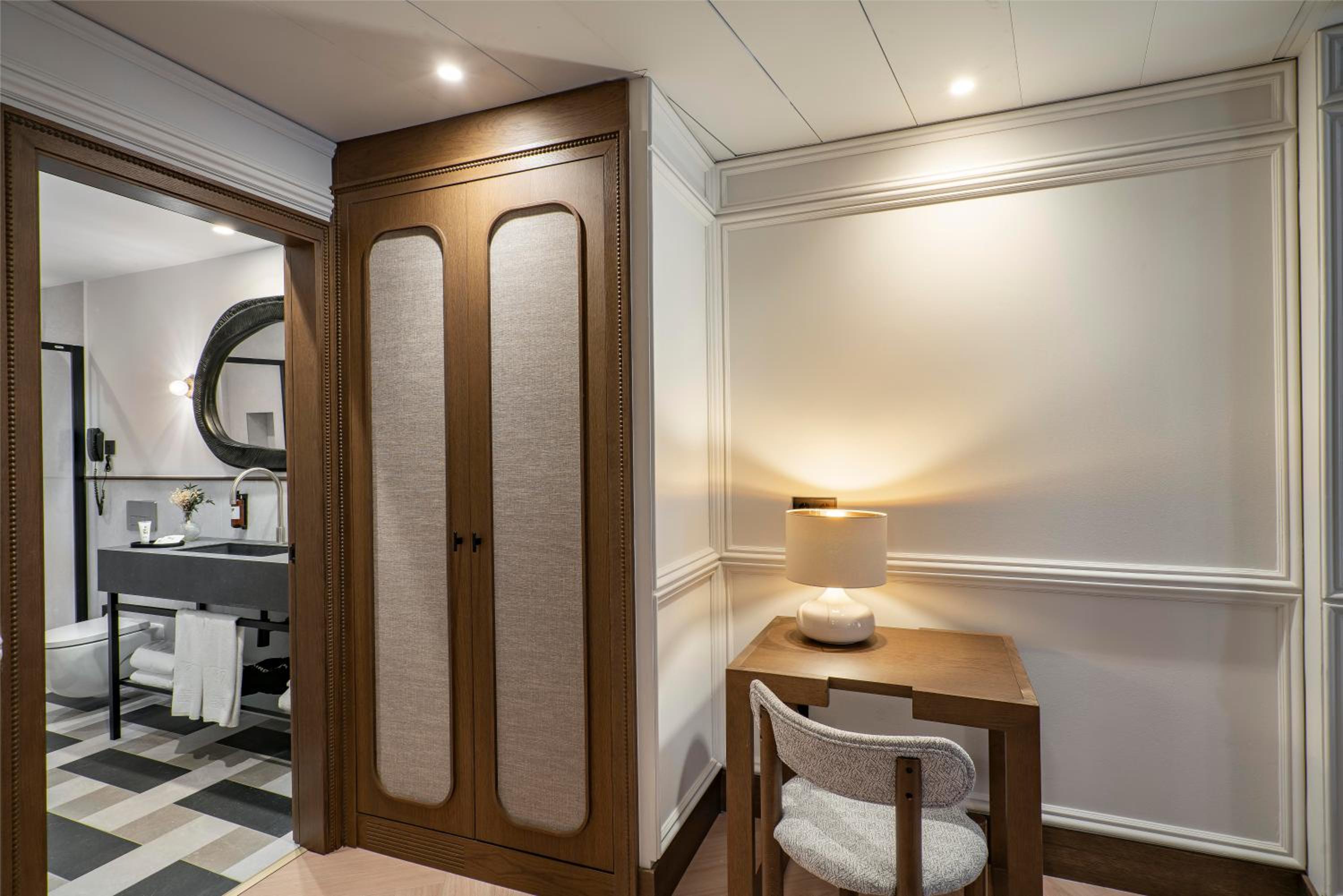 Deluxe Double Or Twin Room thumbnail 5