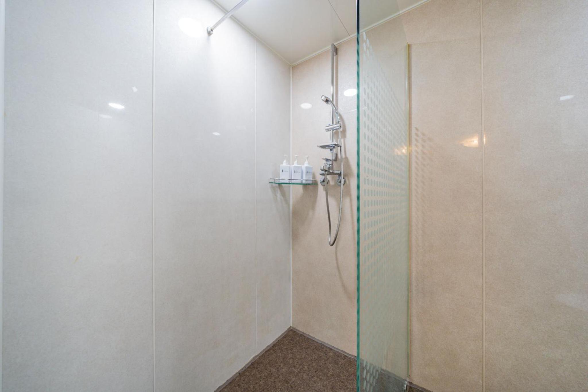 Large Double Room - Photo 19