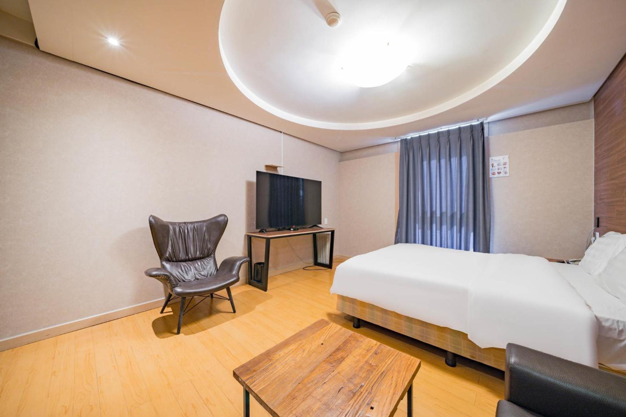 Large Double Room - Photo 1