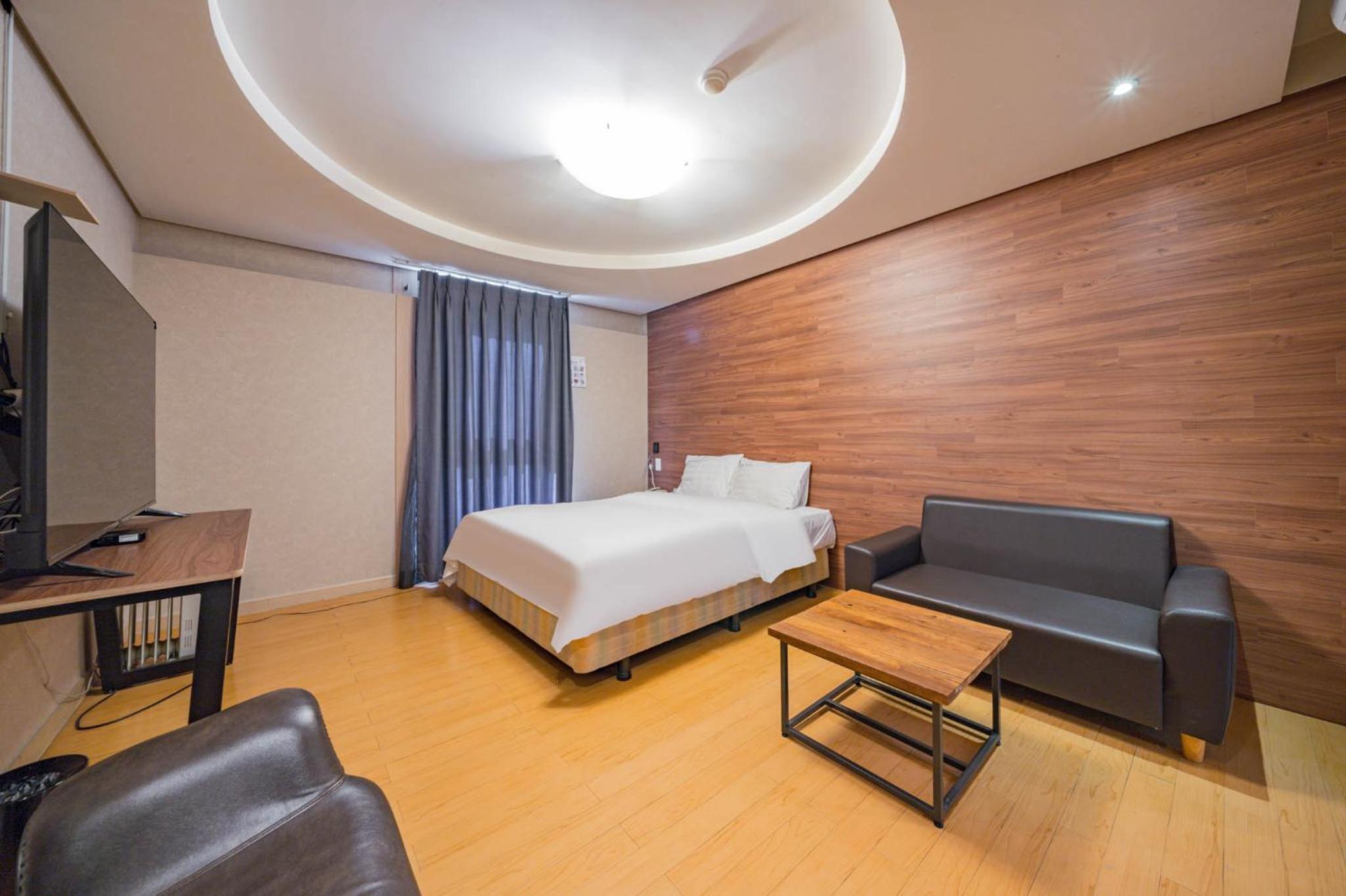 Large Double Room - Photo 2