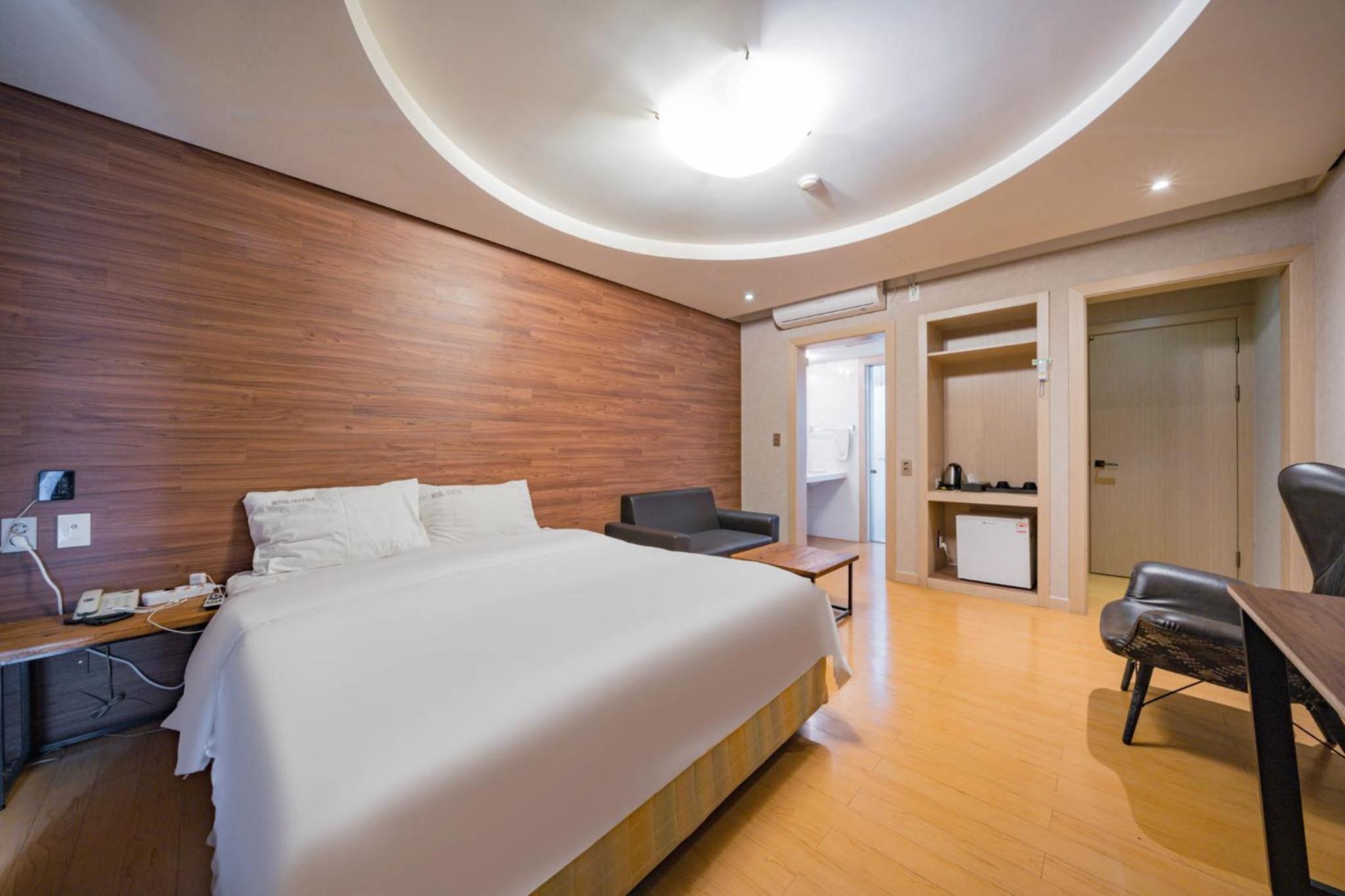 Large Double Room - Photo 20