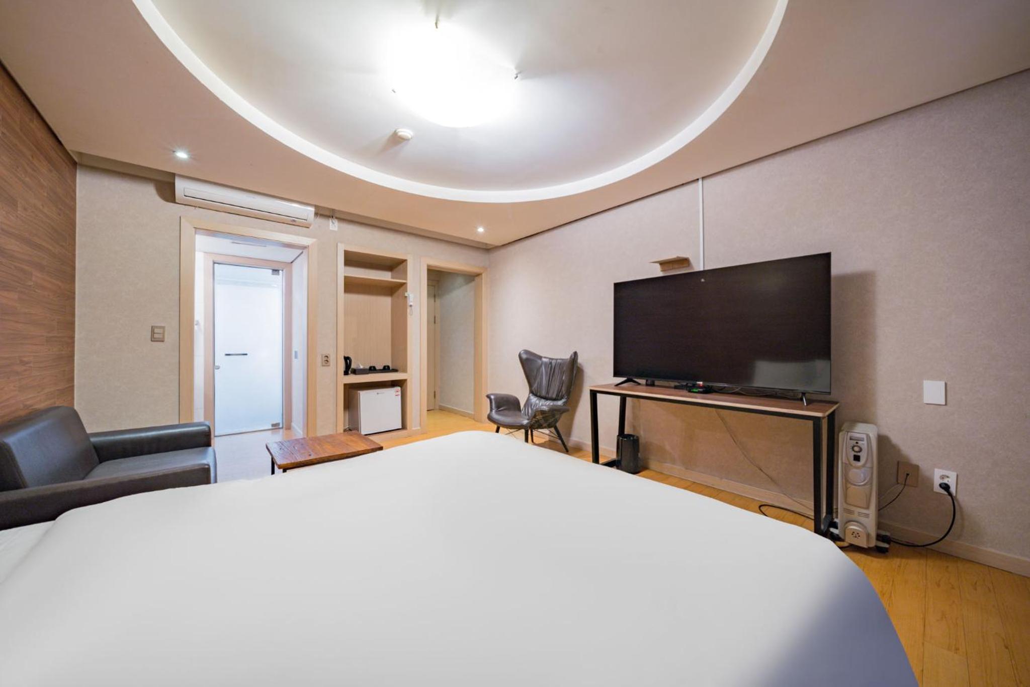Large Double Room - Photo 3