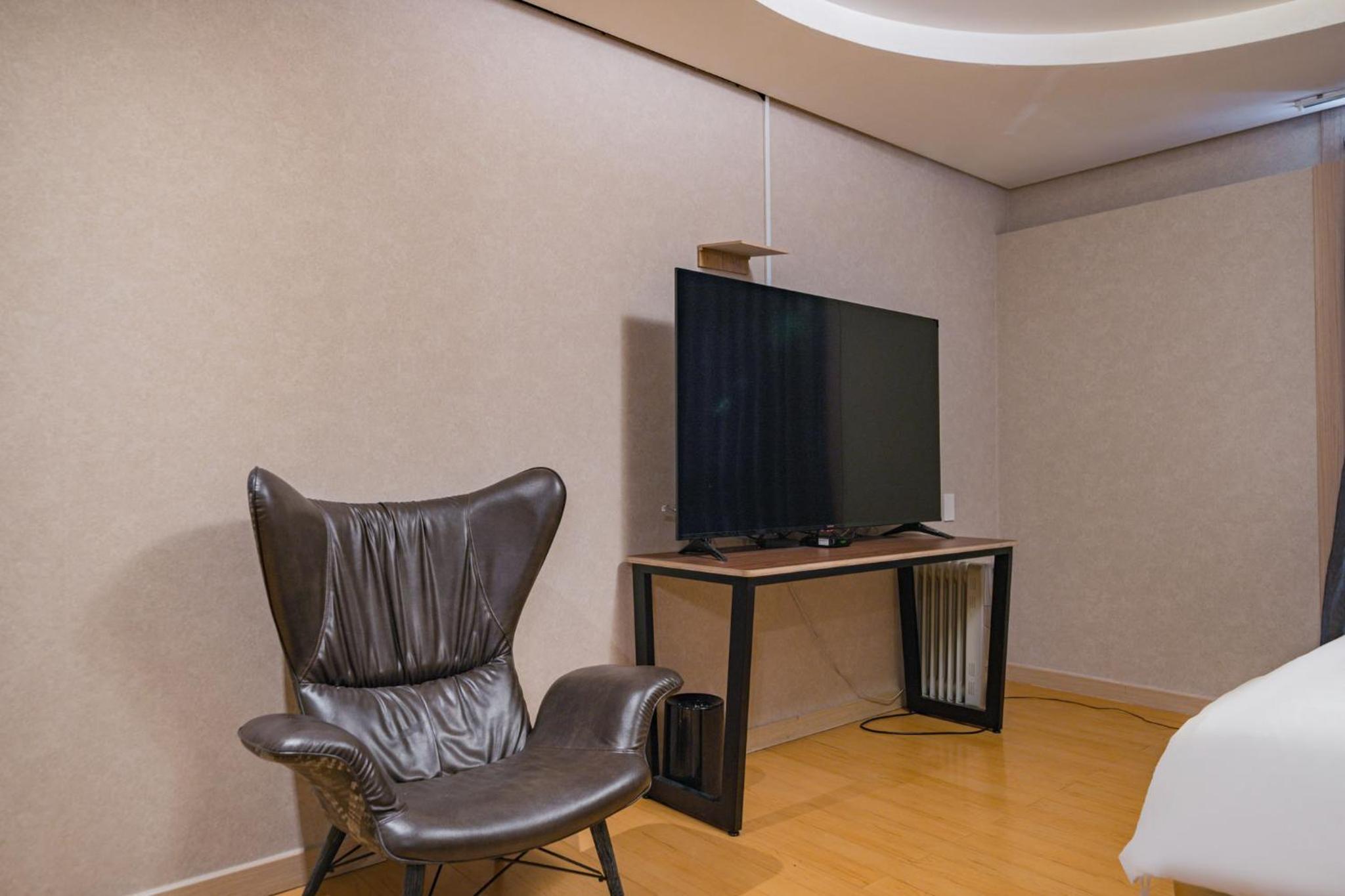 Large Double Room - Photo 4