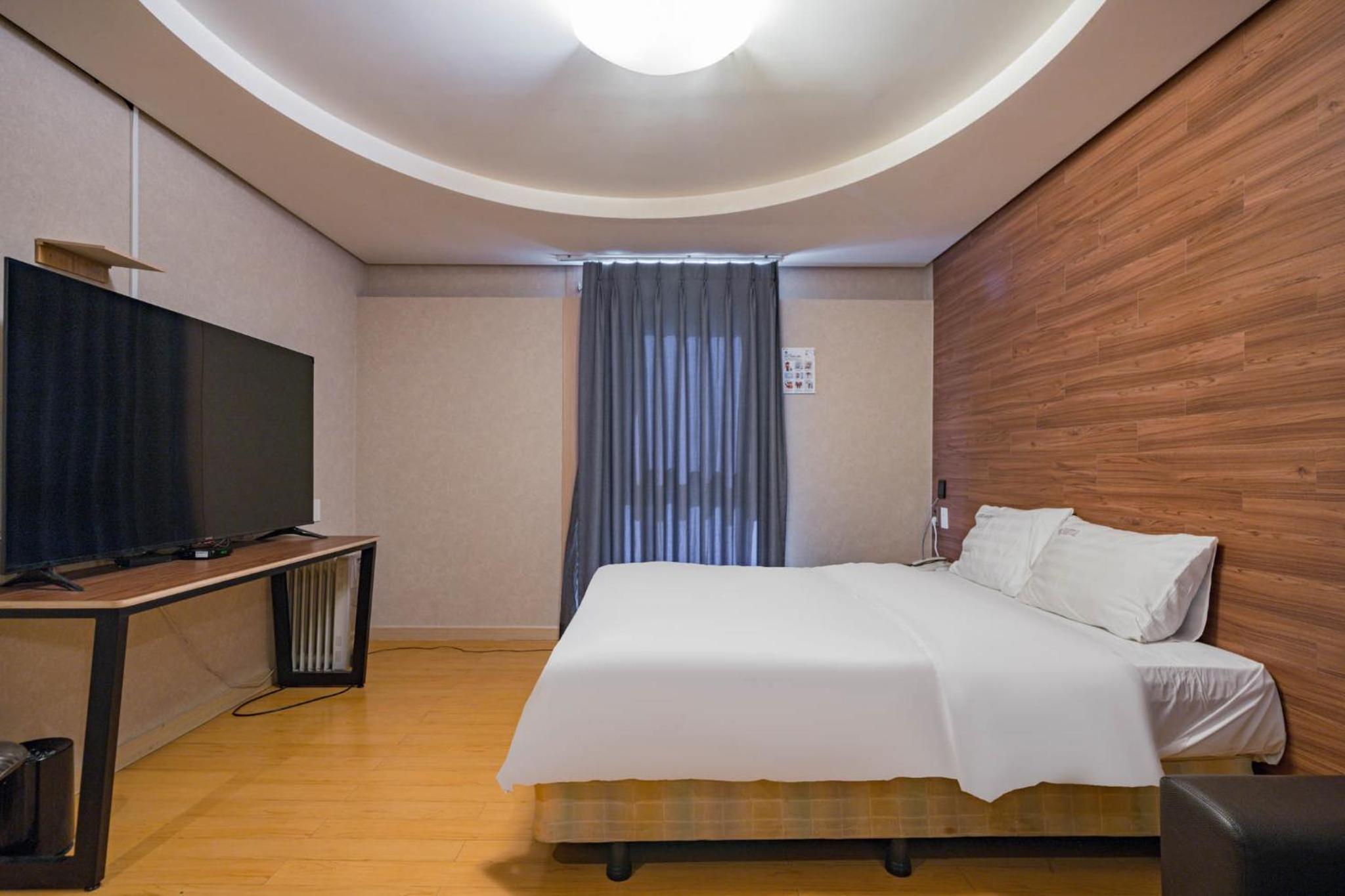 Large Double Room - Photo 5