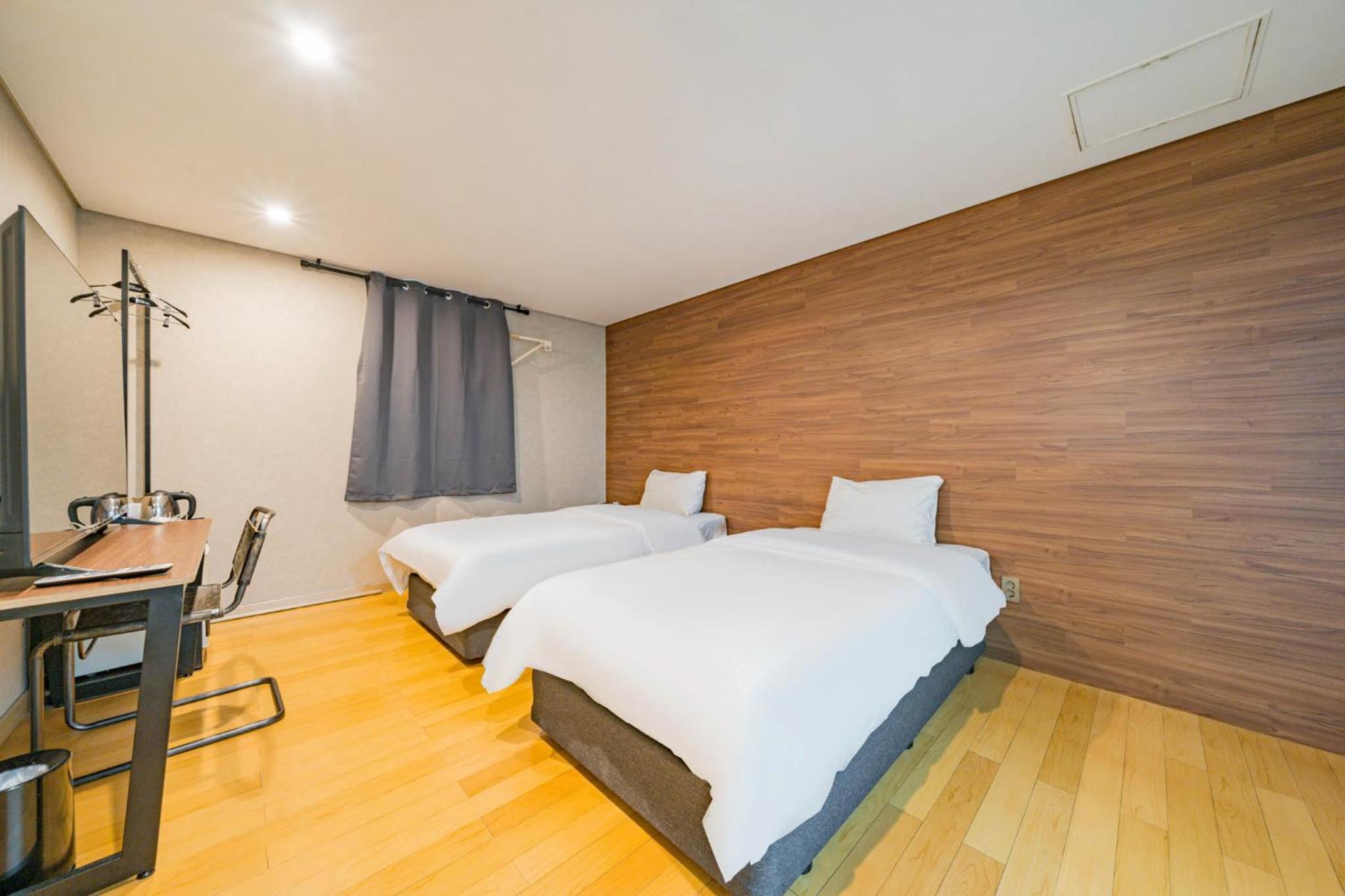 Deluxe Twin Room - Photo 2
