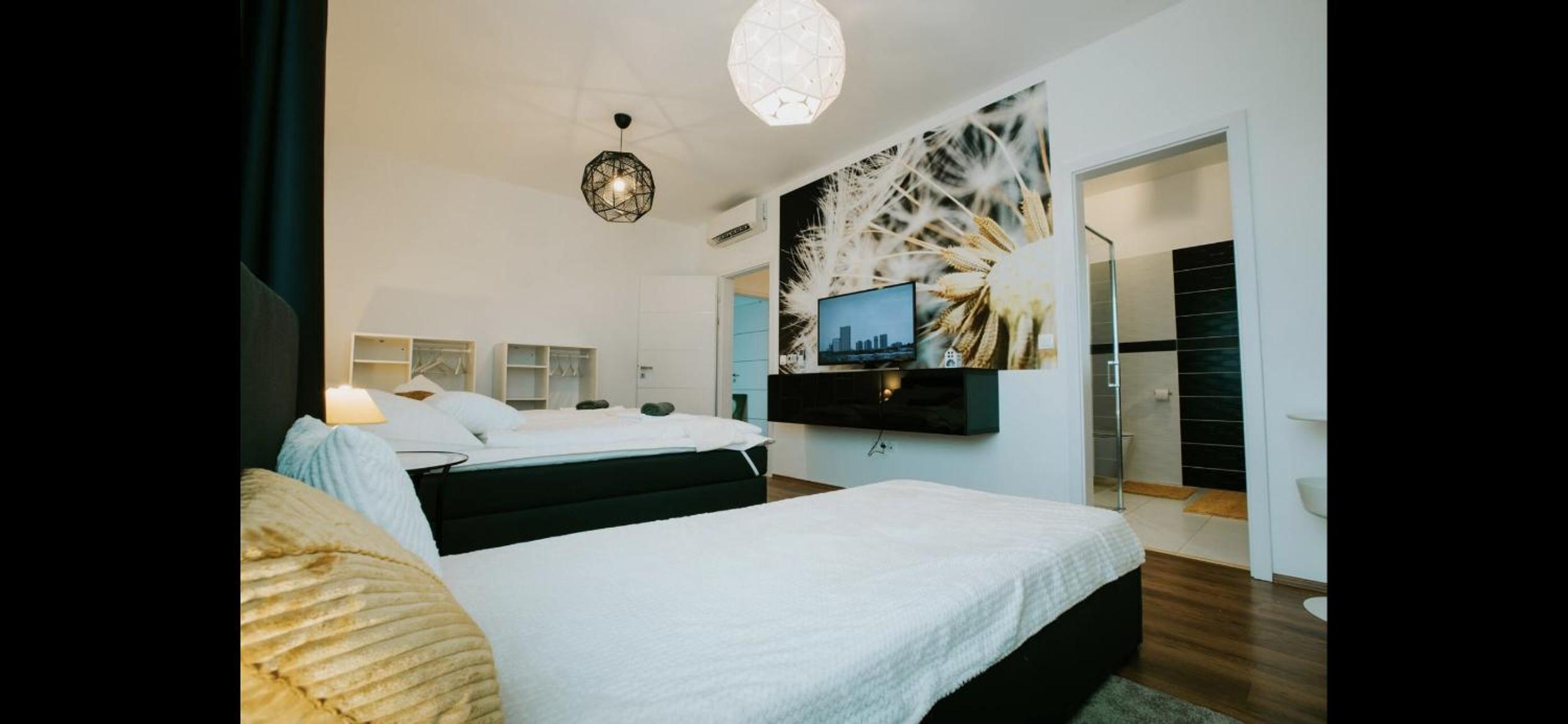 Three-Bedroom Apartment - High Floor - Photo 3