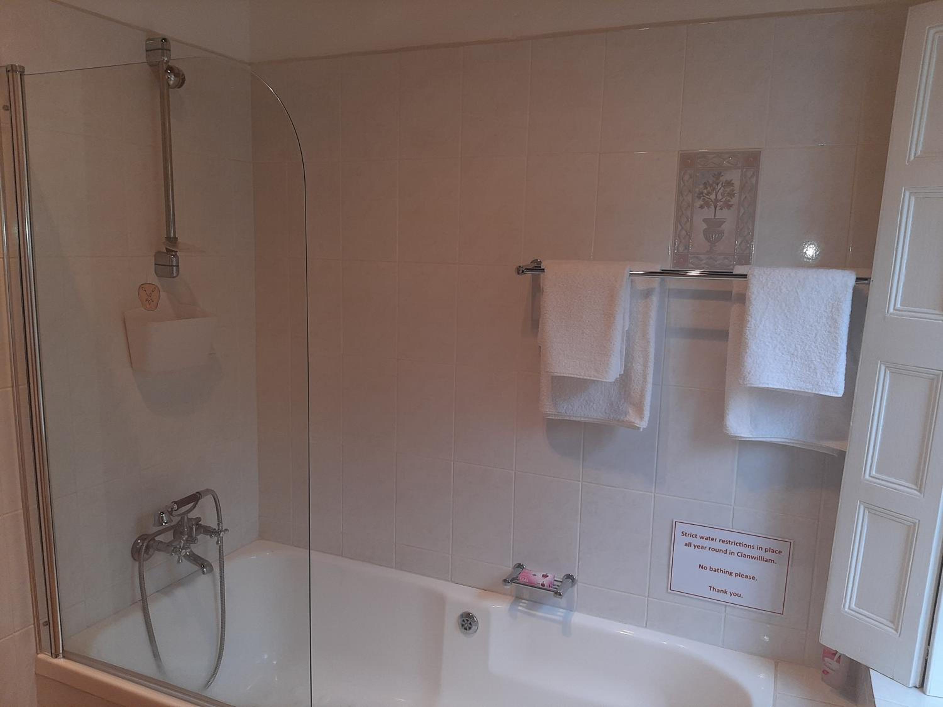 Standard Twin Room - Photo 31
