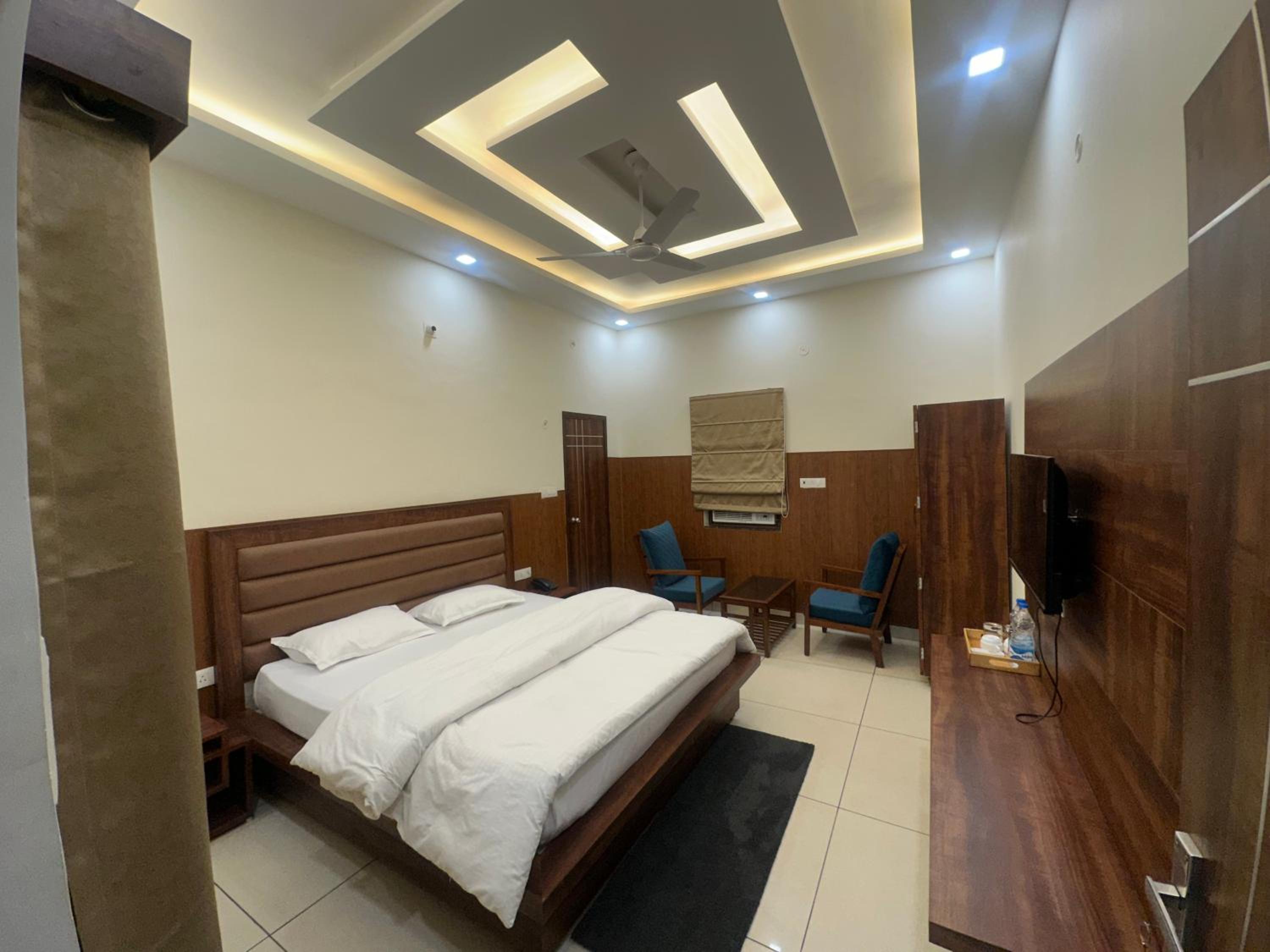Deluxe King Room photo 1