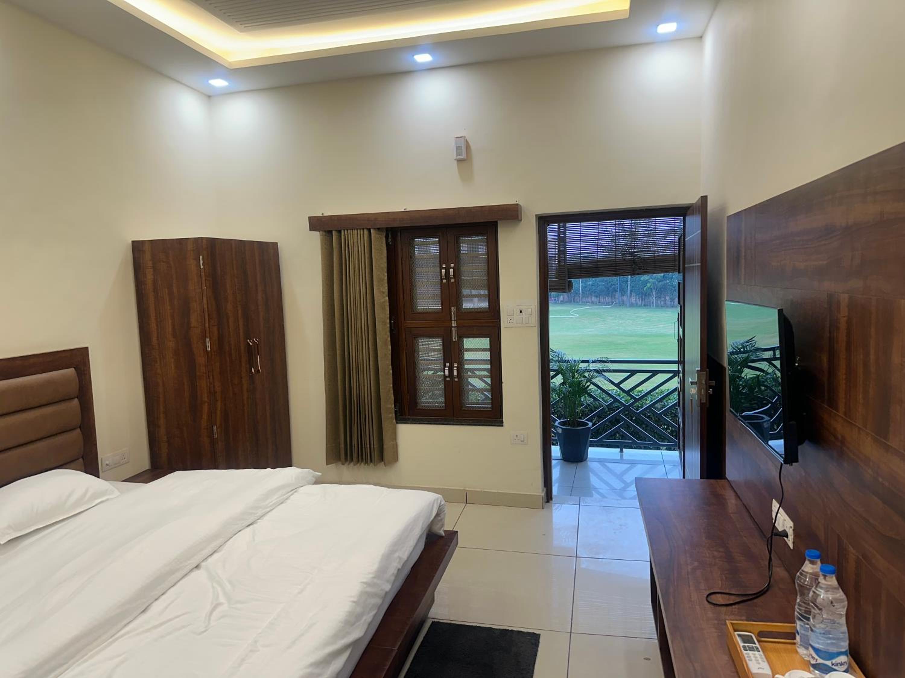 Deluxe King Room photo 2